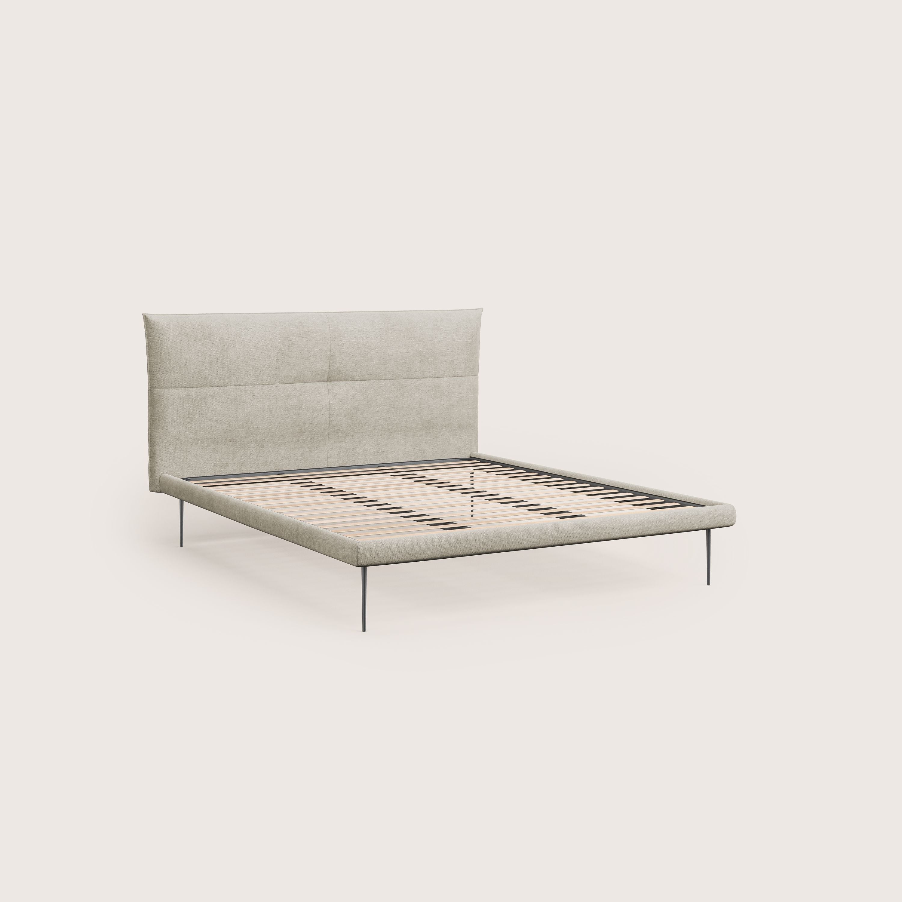 Akiko letto imbottito con piedi alti in metallo in tessuto impermeabile T02 panna - divani.store