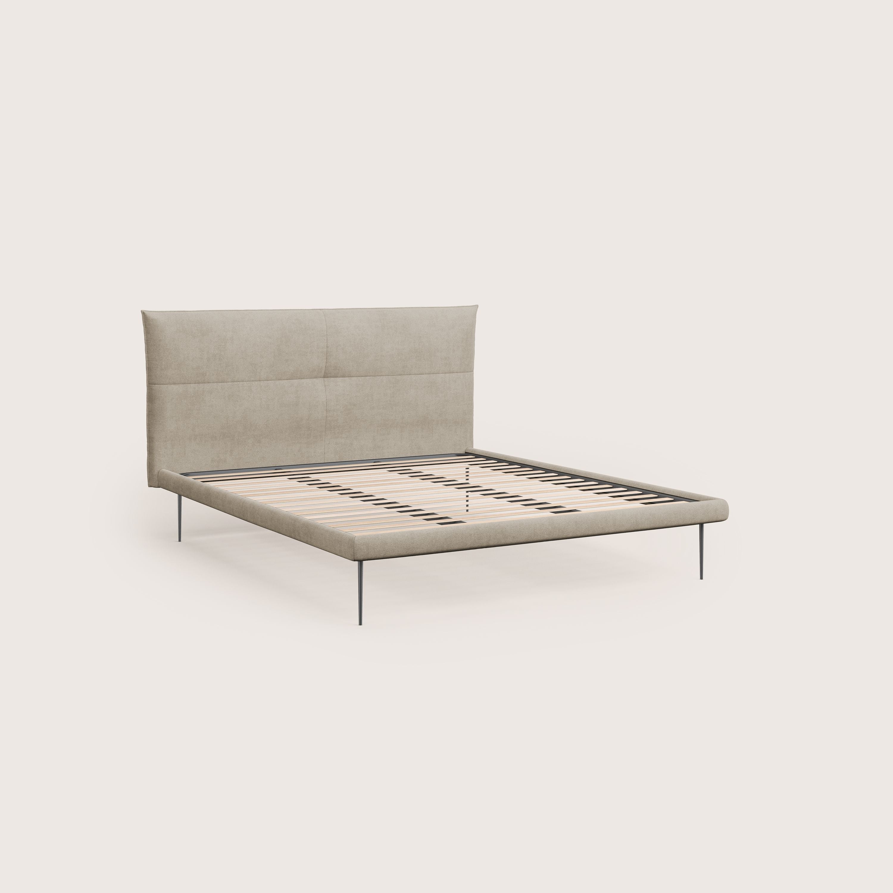 Akiko letto imbottito con piedi alti in metallo in tessuto impermeabile T02 beige - divani.store