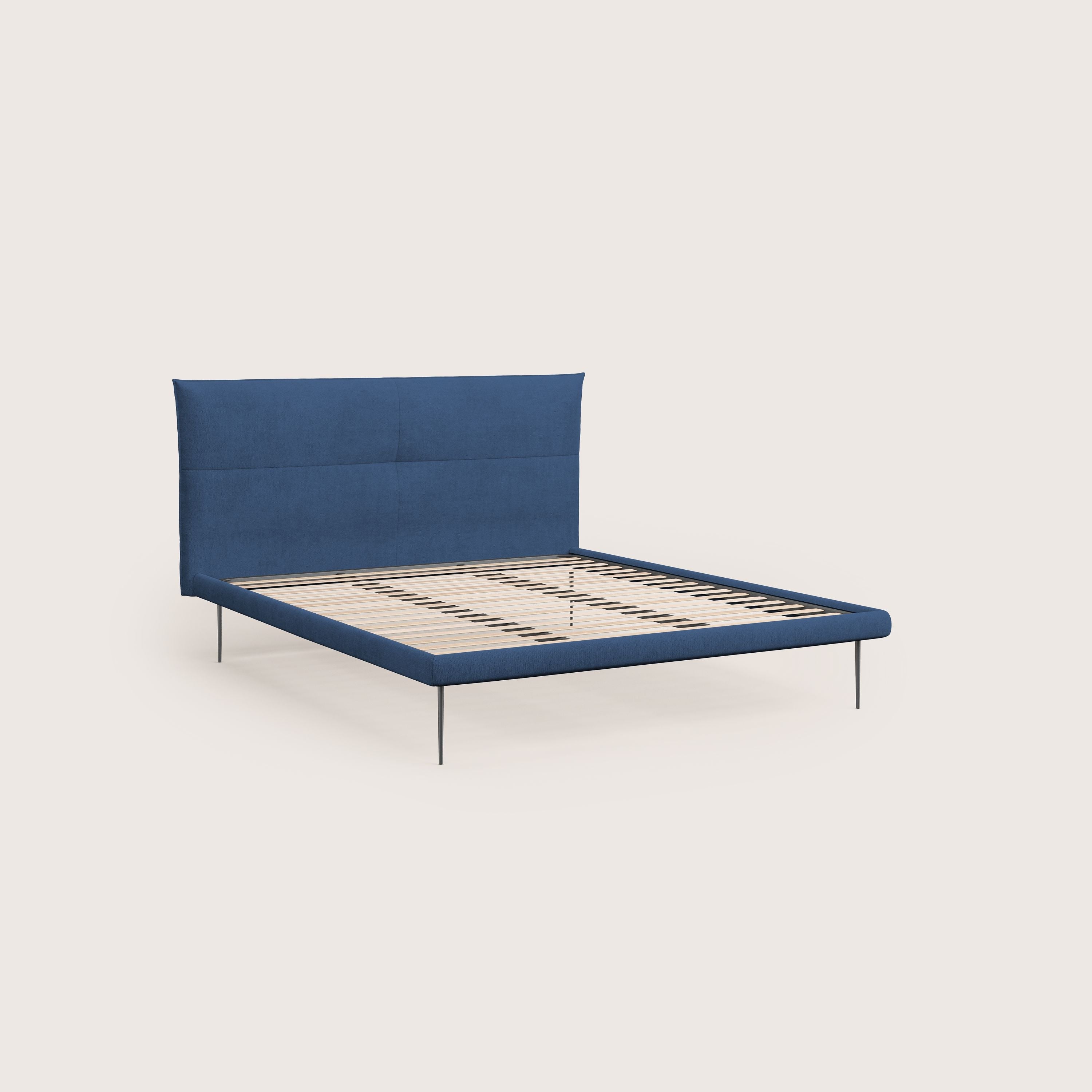 Akiko letto imbottito con piedi alti in metallo in tessuto impermeabile T02 blu - divani.store