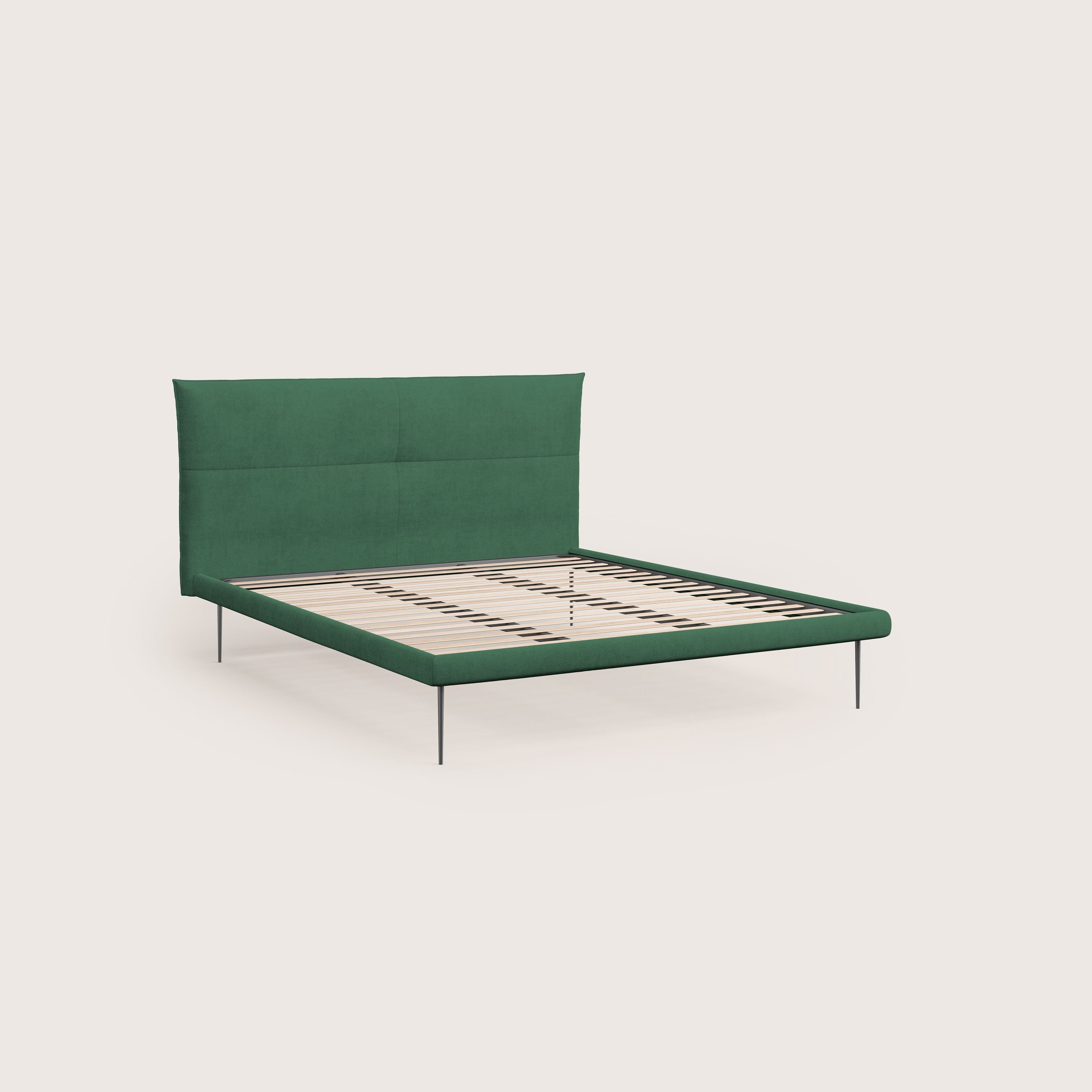 Akiko letto imbottito con piedi alti in metallo in tessuto impermeabile T02 verde - divani.store