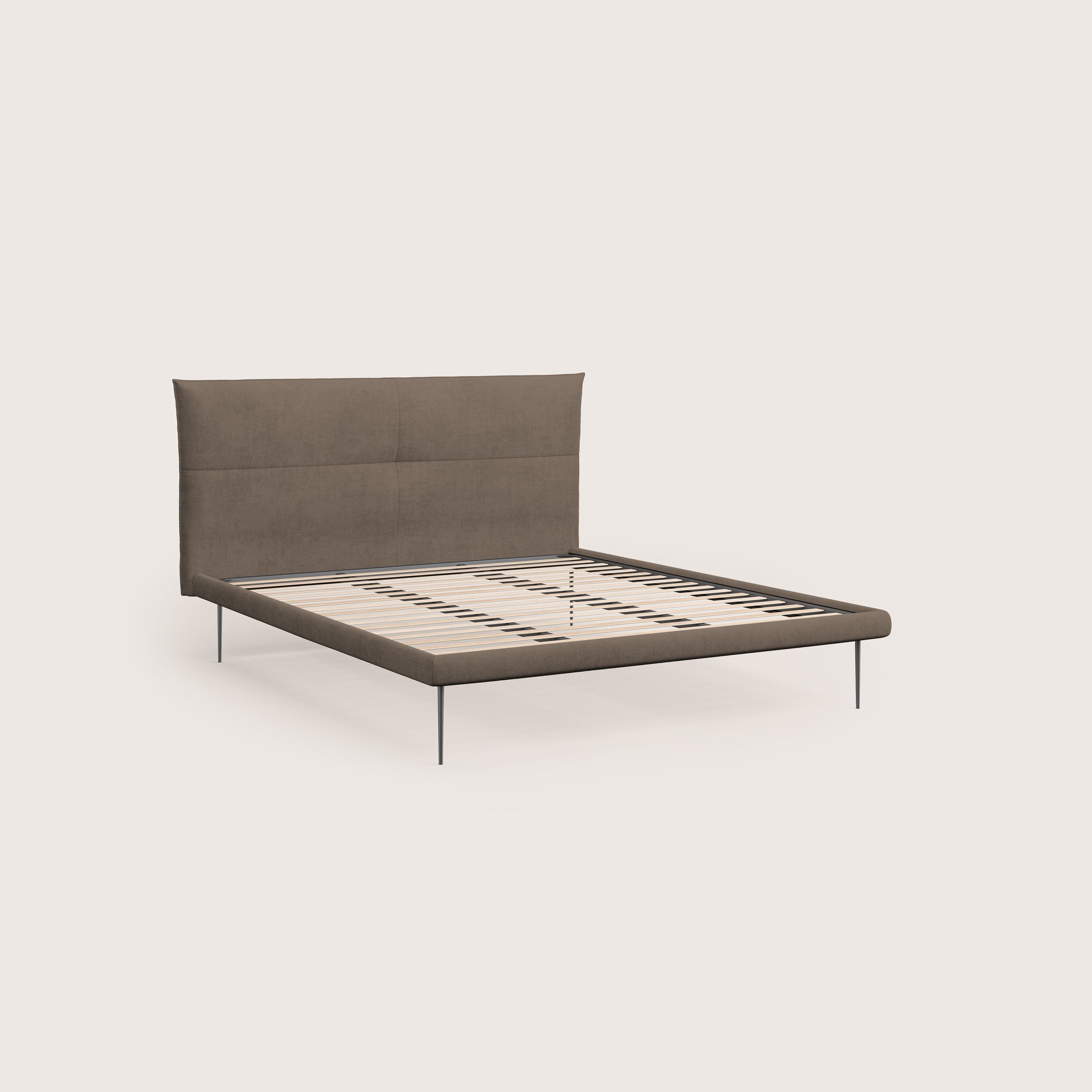 Akiko letto imbottito con piedi alti in metallo in tessuto impermeabile T02 marrone - divani.store