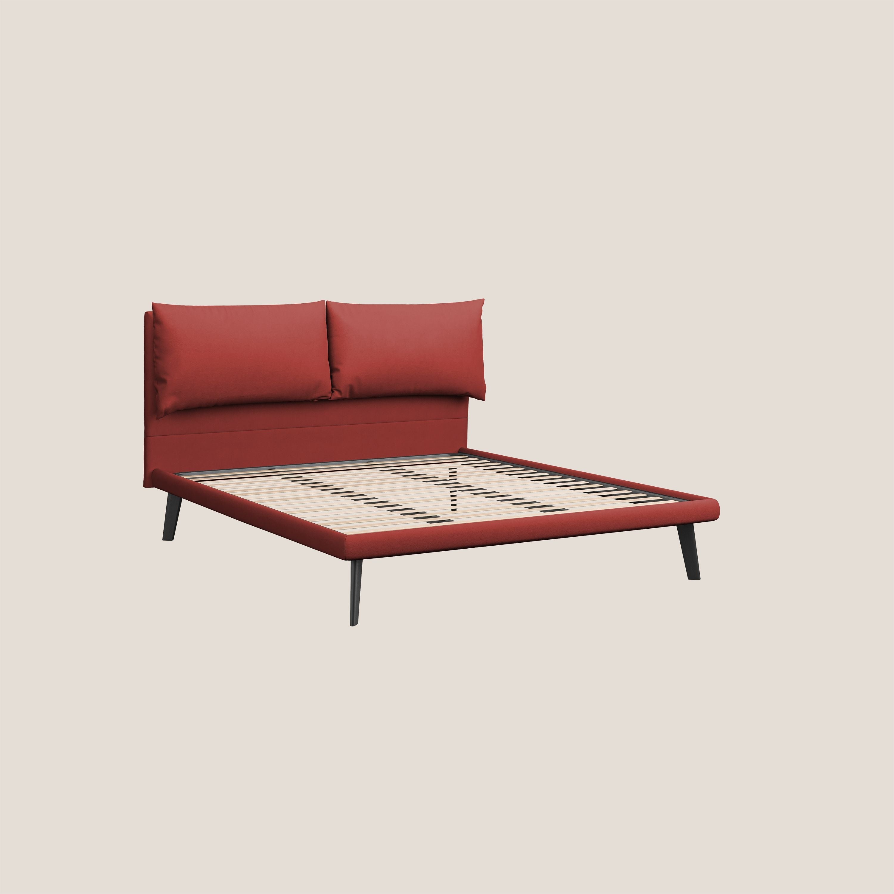 Astrid letto imbottito con piedi in legno in microfibra smacchiabile T11 rosso - divani.store