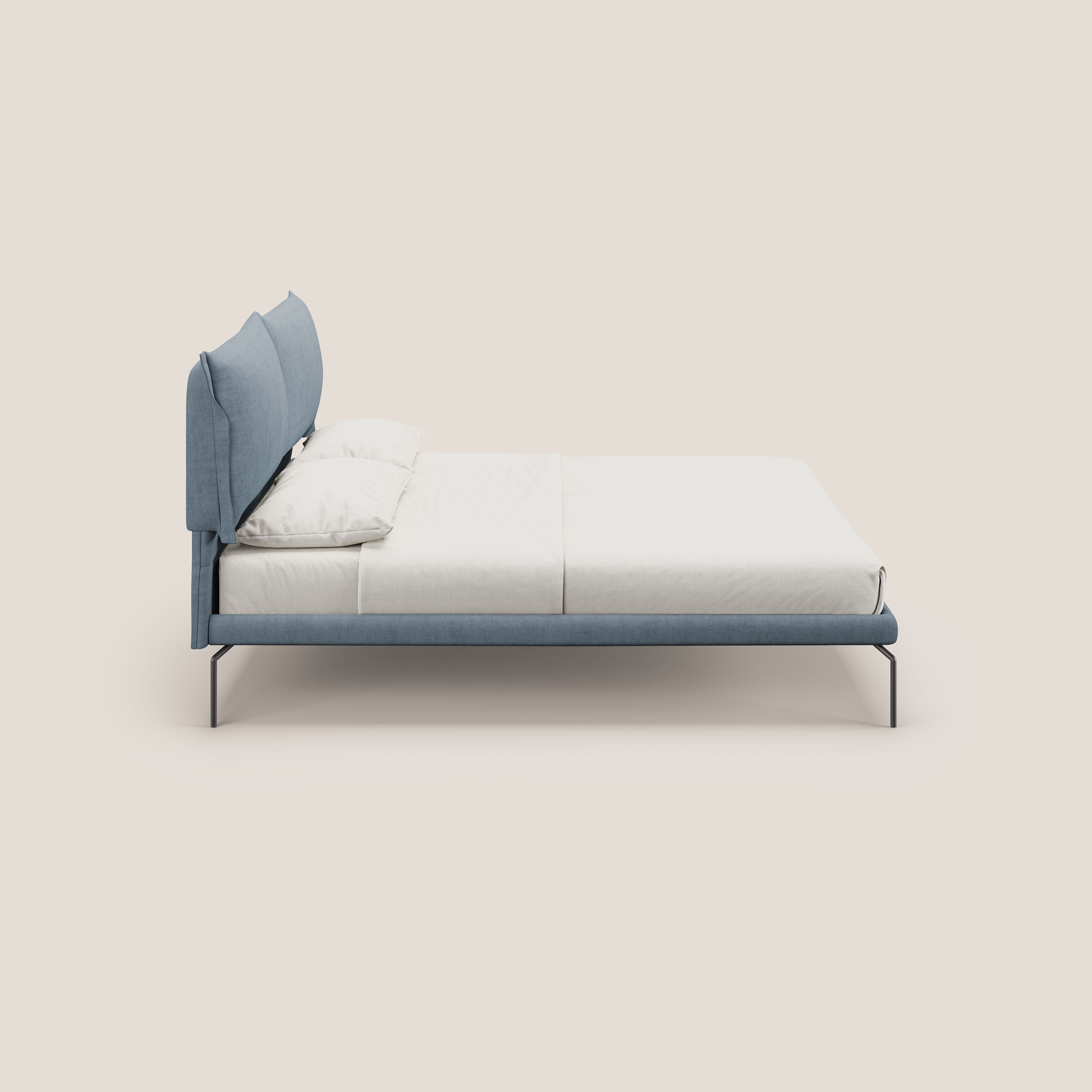 Bice letto imbottito con cuscini e piedi alti in metallo in tessuto impermeabile T02 carta da zucchero - divani.store