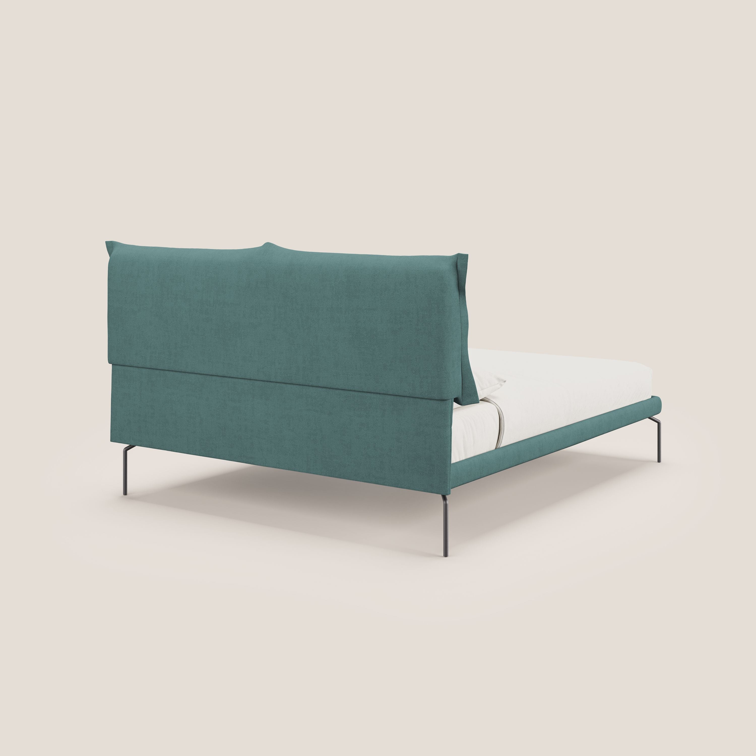 Bice letto imbottito con cuscini e piedi alti in metallo in tessuto impermeabile T02 petrolio - divani.store