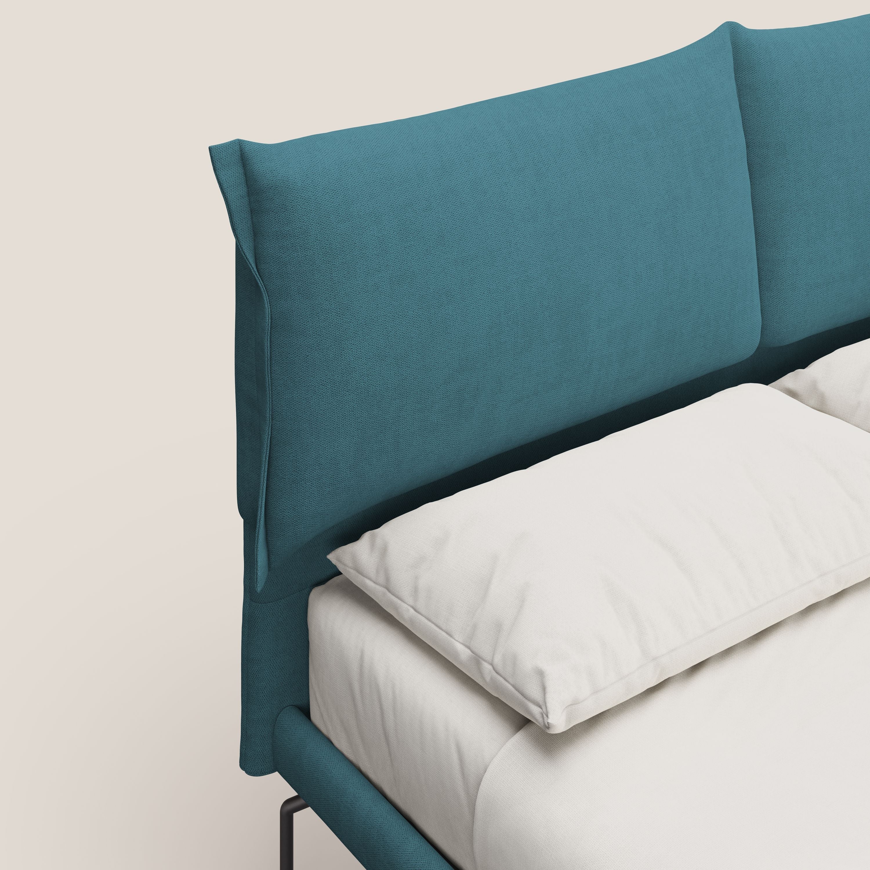 Bice letto imbottito con cuscini e piedi alti in metallo in tessuto impermeabile T02 azzurro - divani.store