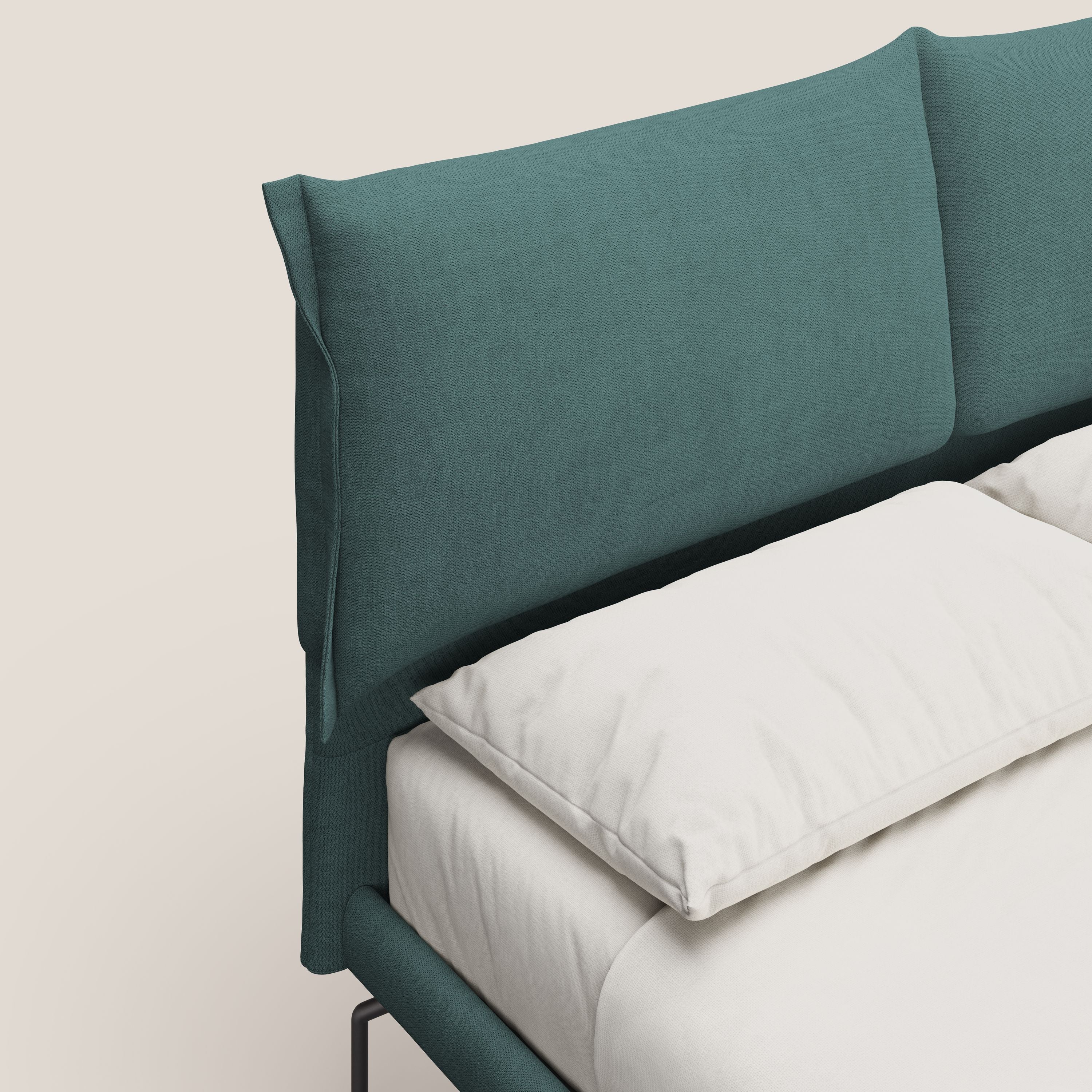 Bice letto imbottito con cuscini e piedi alti in metallo in tessuto impermeabile T02 petrolio - divani.store