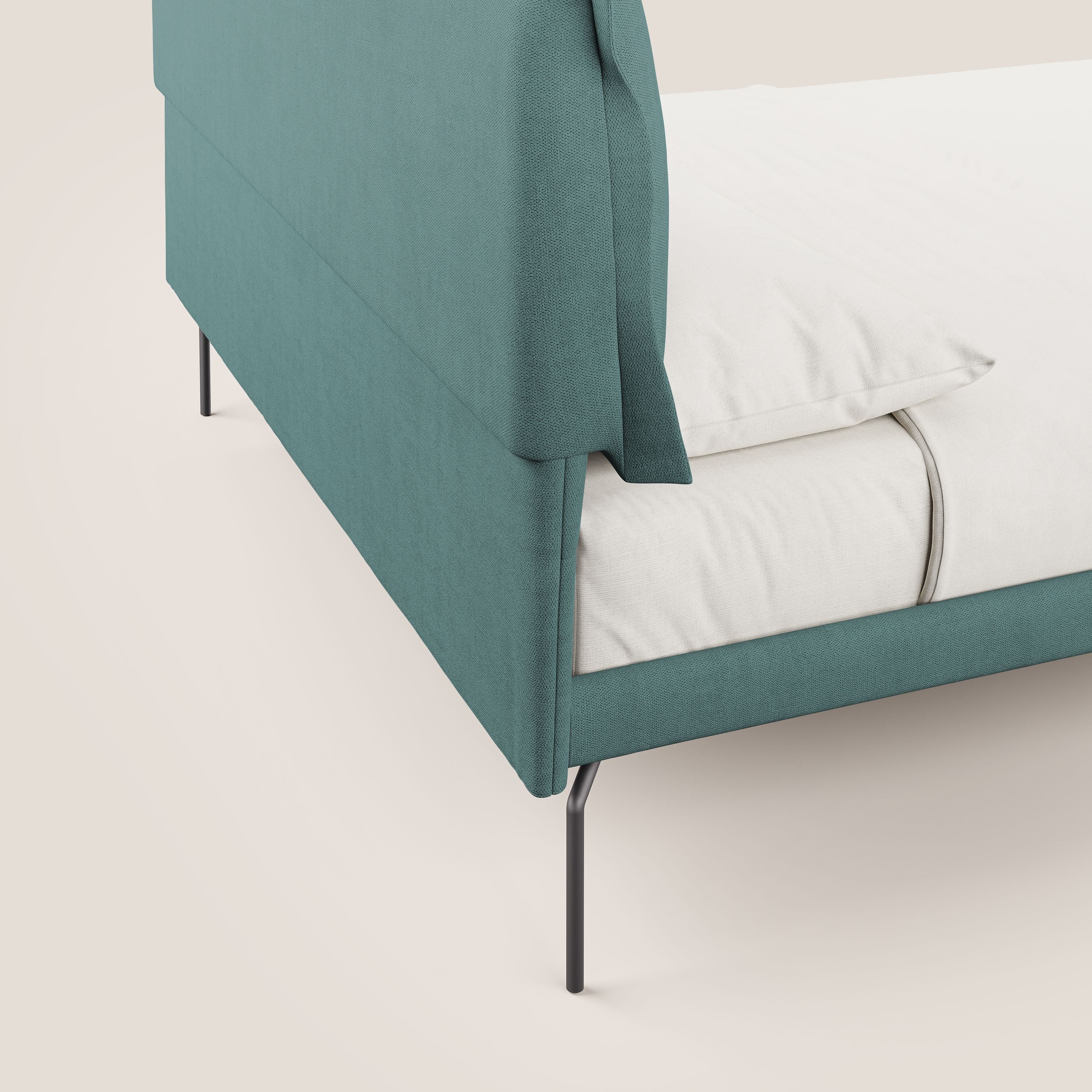 Bice letto imbottito con cuscini e piedi alti in metallo in tessuto impermeabile T02 petrolio - divani.store