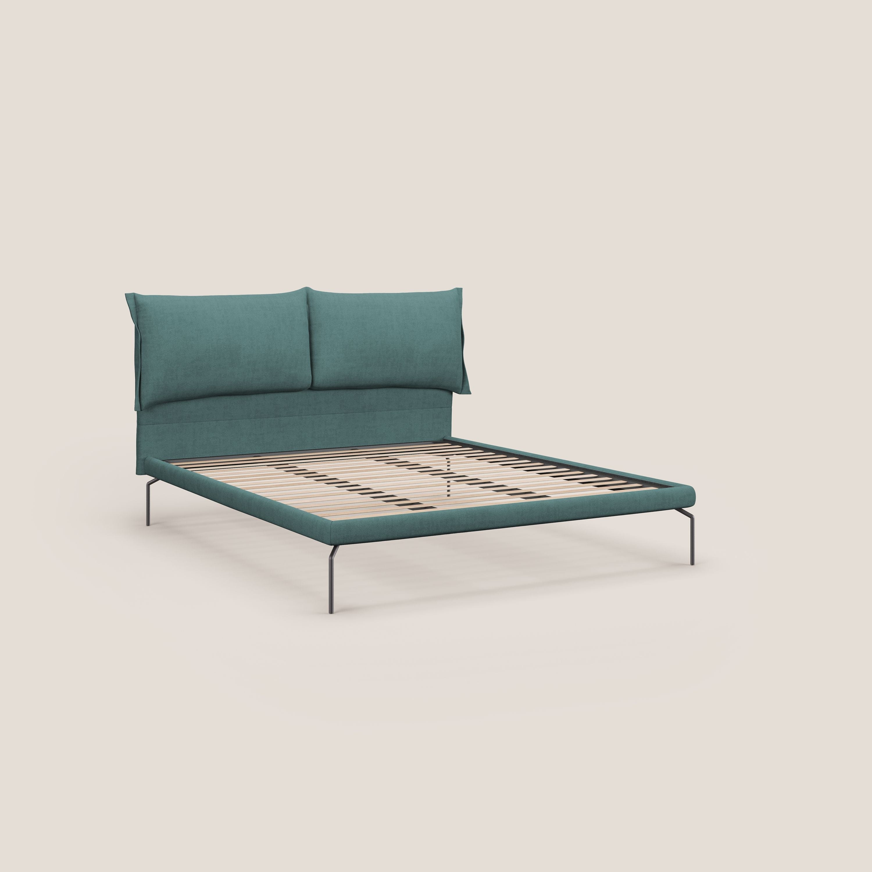 Bice letto imbottito con cuscini e piedi alti in metallo in tessuto impermeabile T02 petrolio - divani.store