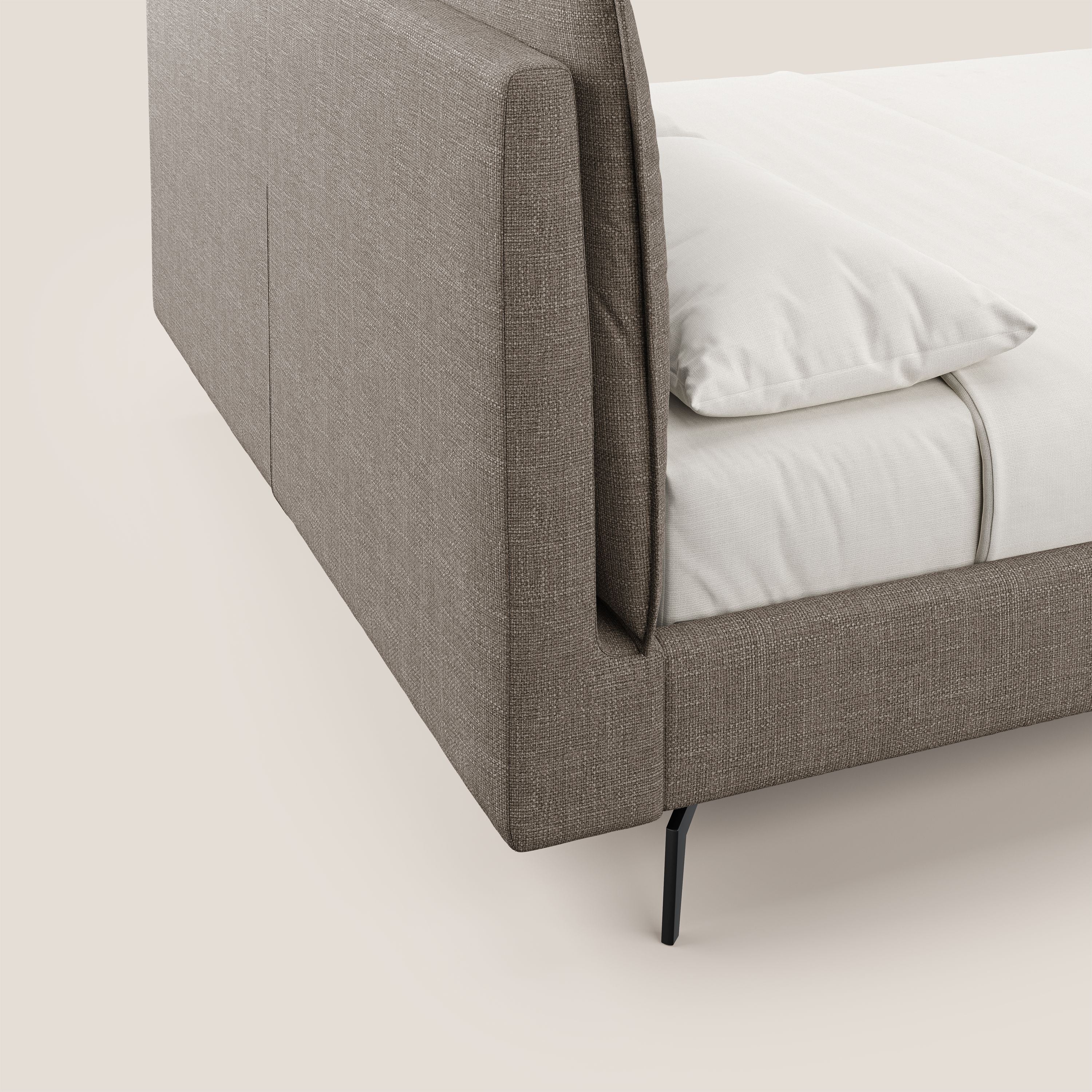 Cloe letto imbottito con piedi in metallo sfoderabile in tessuto fiammato impermeabile T06 marrone - divani.store