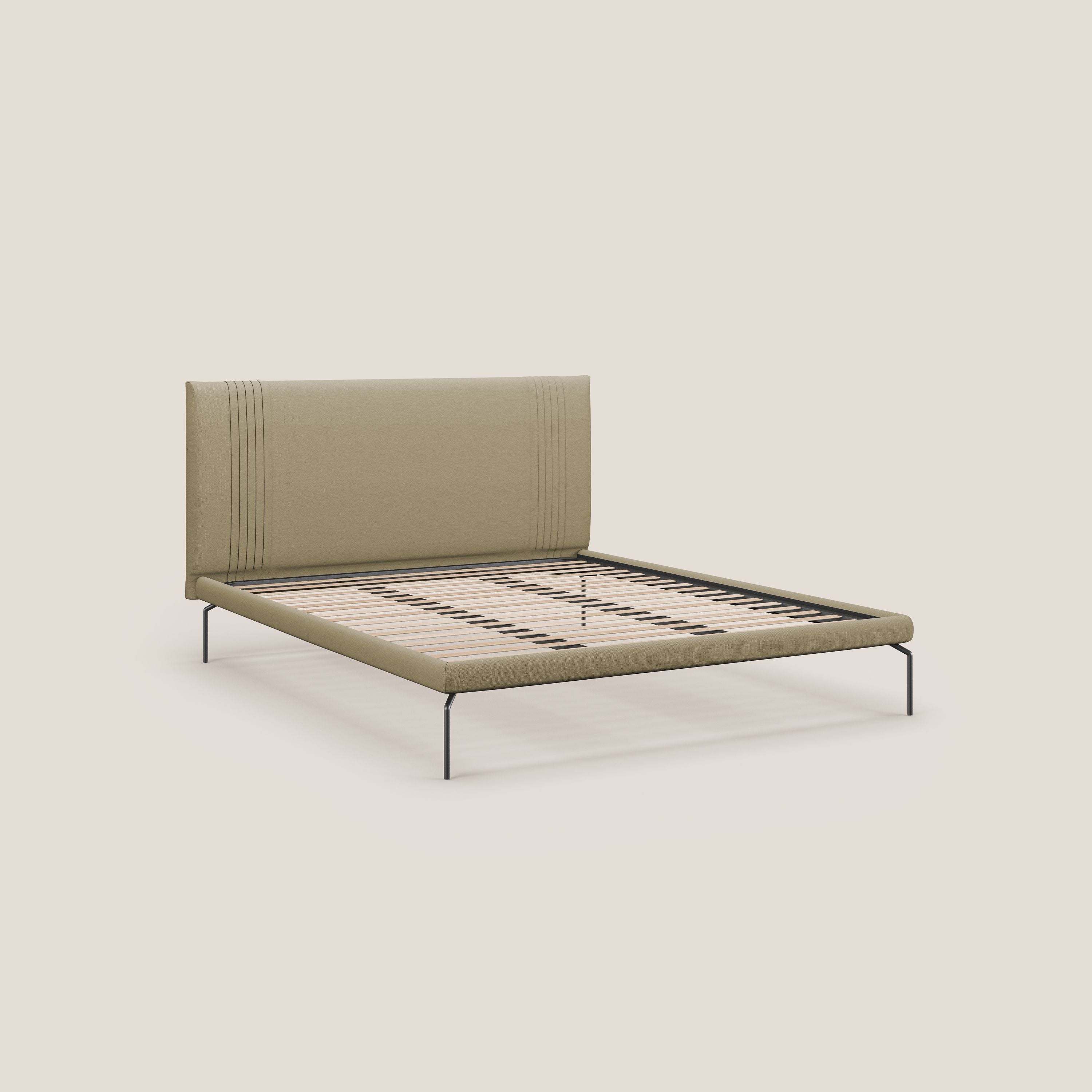Finn letto imbottito con piedi alti in metallo in tessuto smacchiabile T05 cammello - divani.store