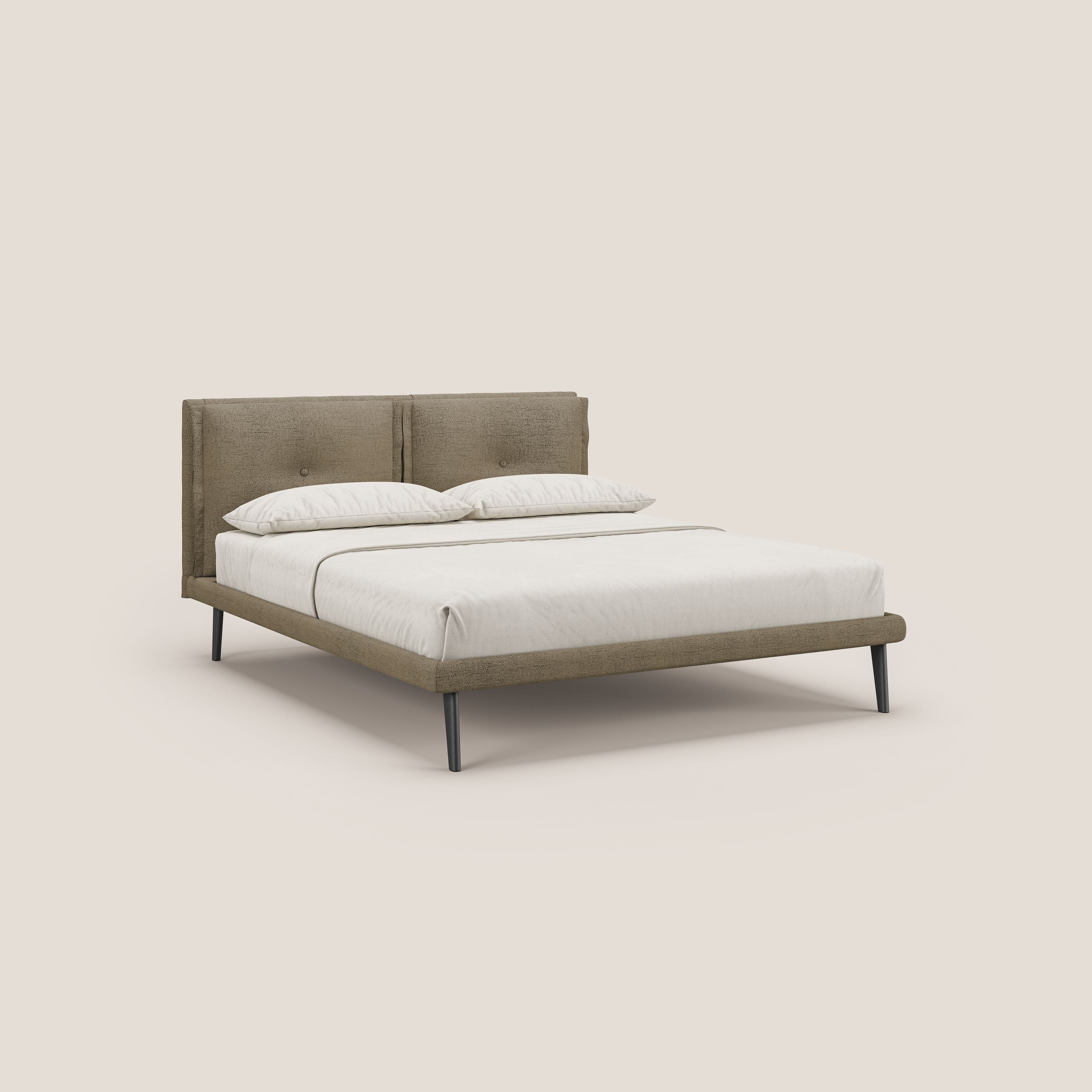 Ibuki letto con cuscini trapuntati regolabili e piedi in mogano in tessuto fiammato impermeabile T03 marrone - divani.store
