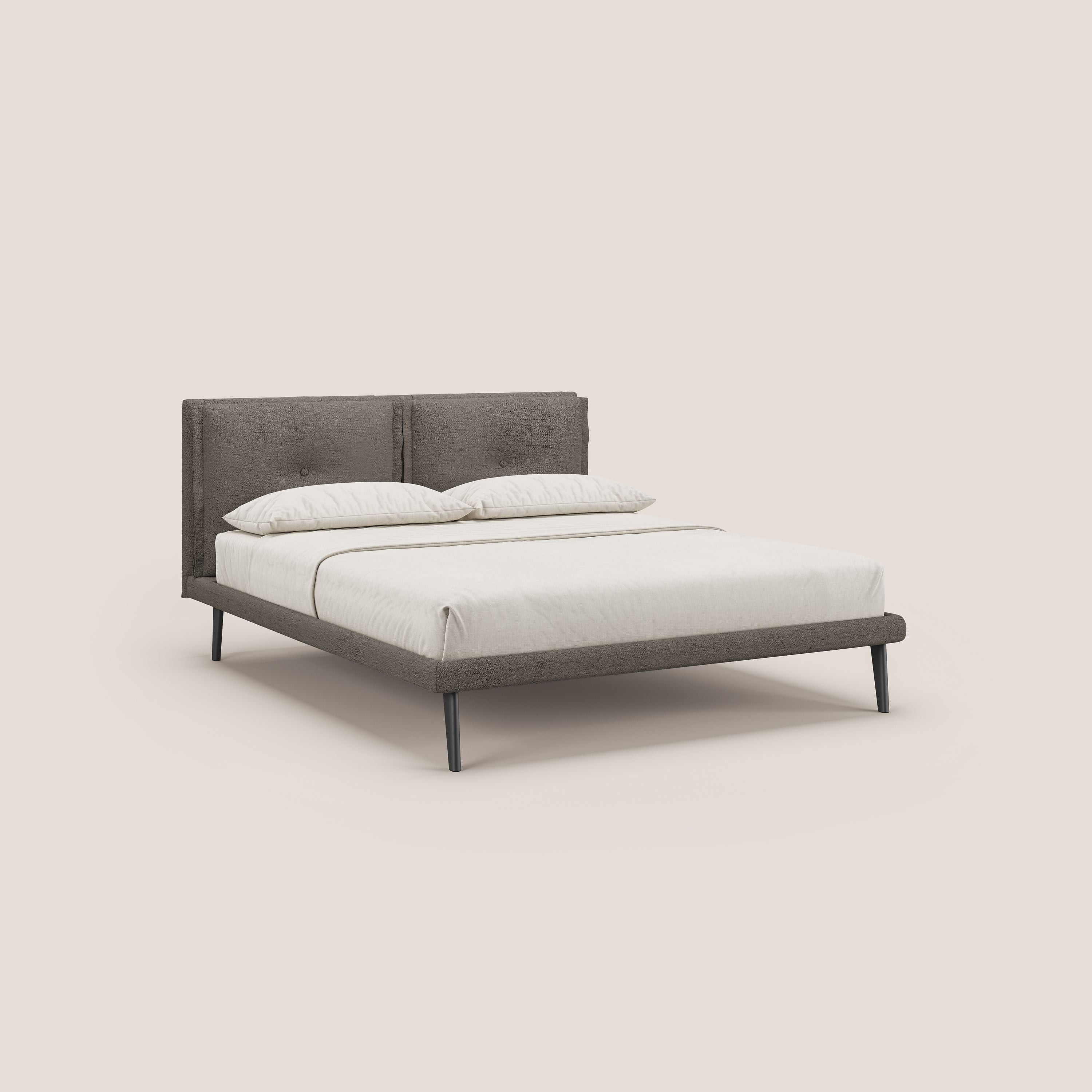 Ibuki letto con cuscini trapuntati regolabili e piedi in mogano in tessuto fiammato impermeabile T03 talpa - divani.store