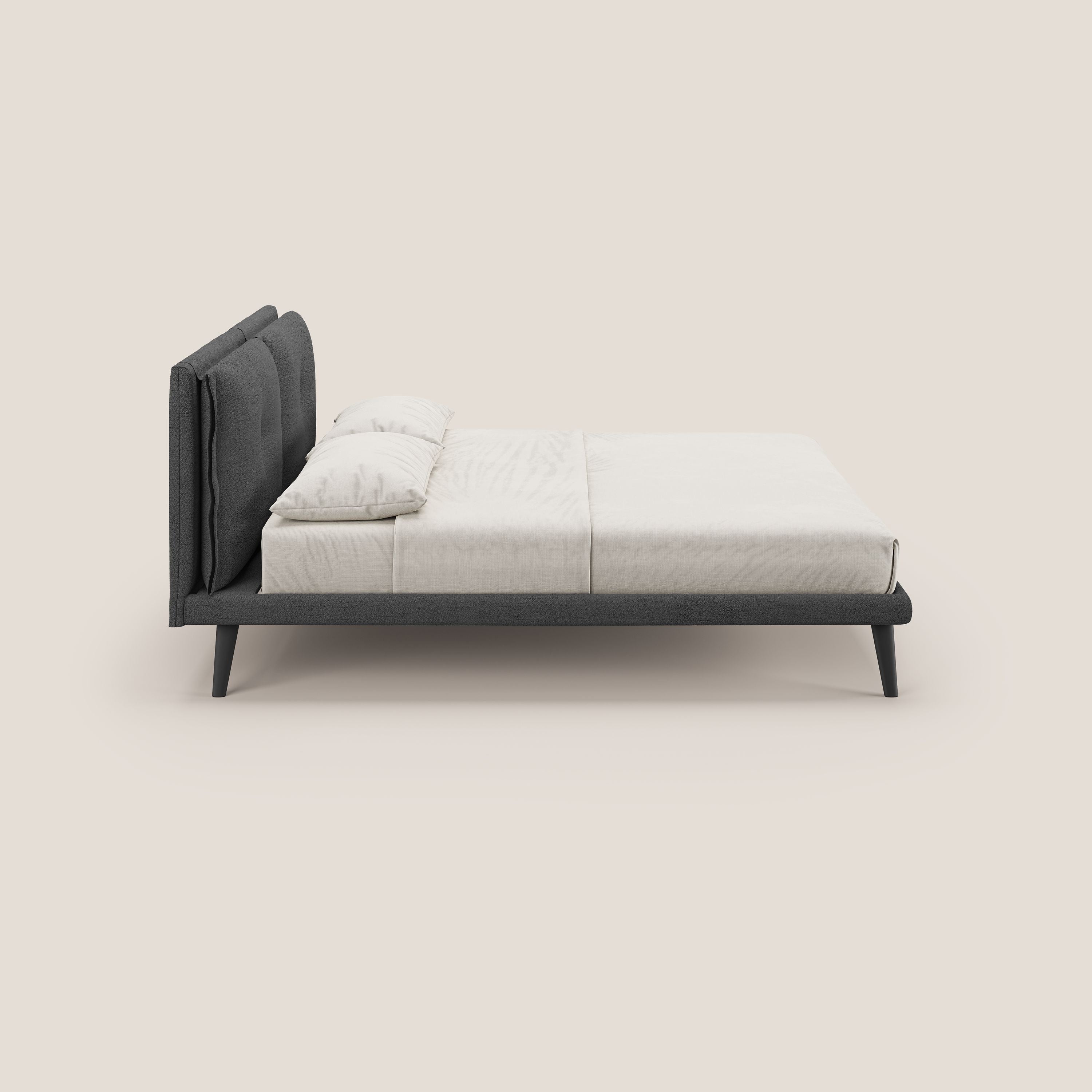 Ibuki letto con cuscini trapuntati regolabili e piedi in mogano in tessuto fiammato impermeabile T03 grigio - divani.store