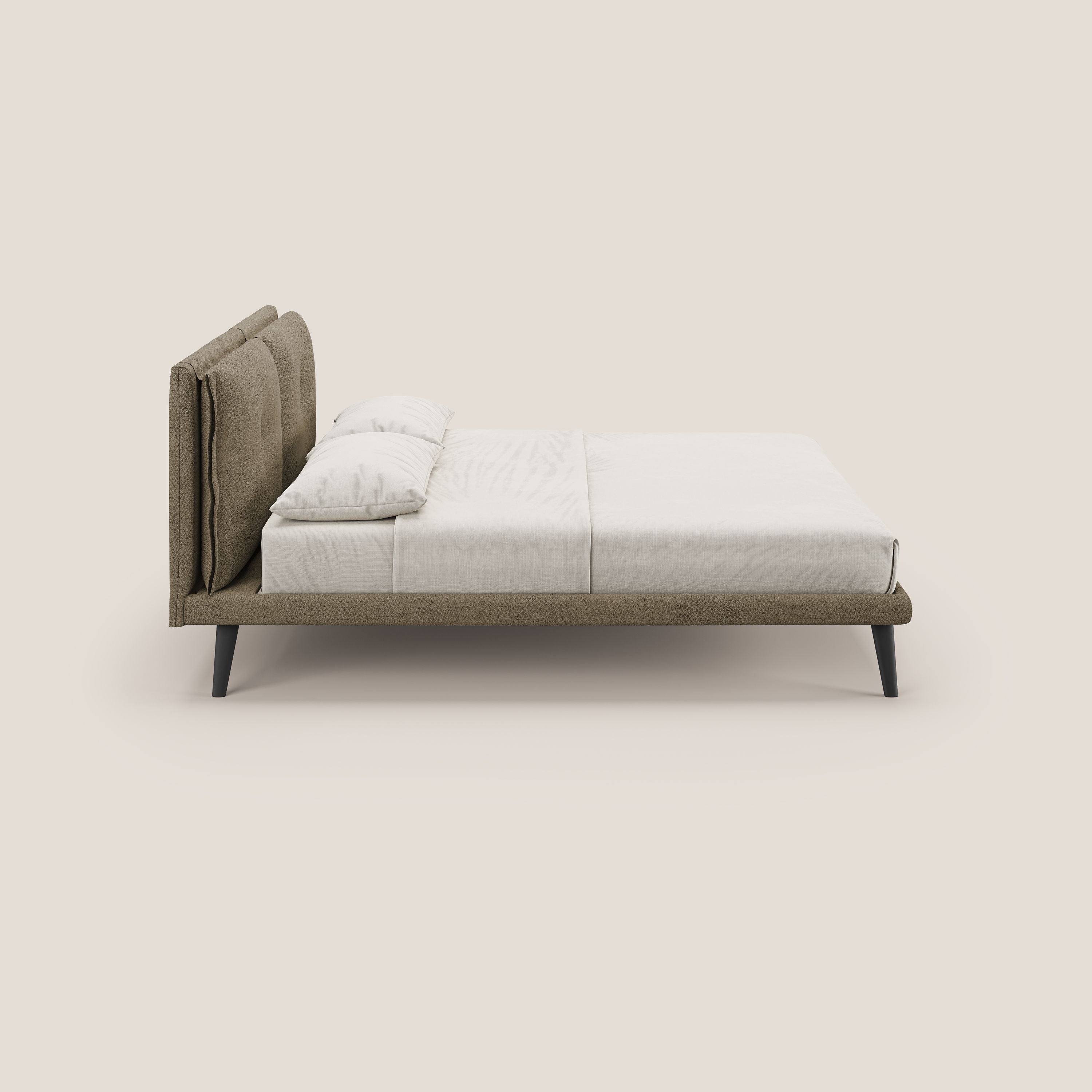 Ibuki letto con cuscini trapuntati regolabili e piedi in mogano in tessuto fiammato impermeabile T03 marrone - divani.store