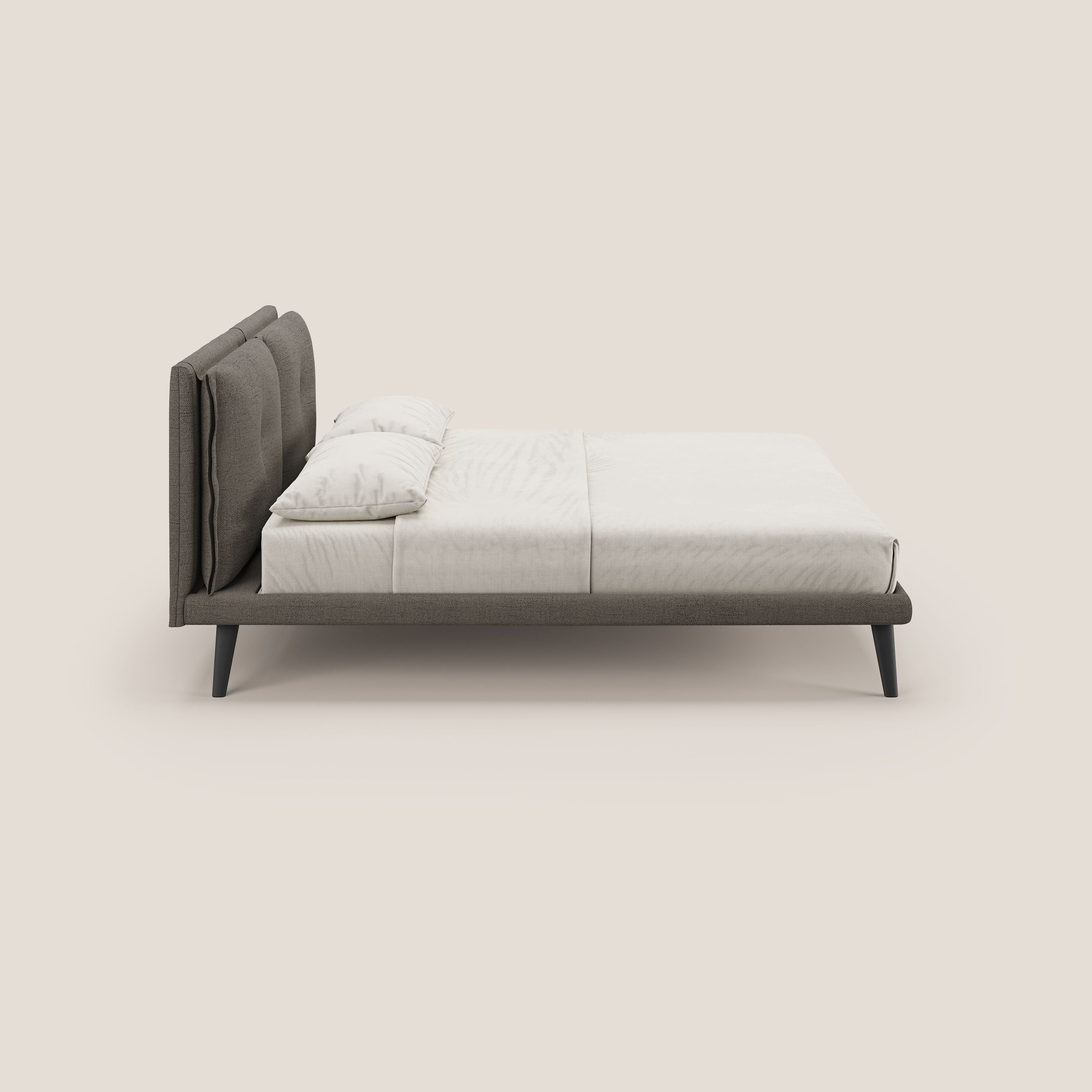 Ibuki letto con cuscini trapuntati regolabili e piedi in mogano in tessuto fiammato impermeabile T03 talpa - divani.store