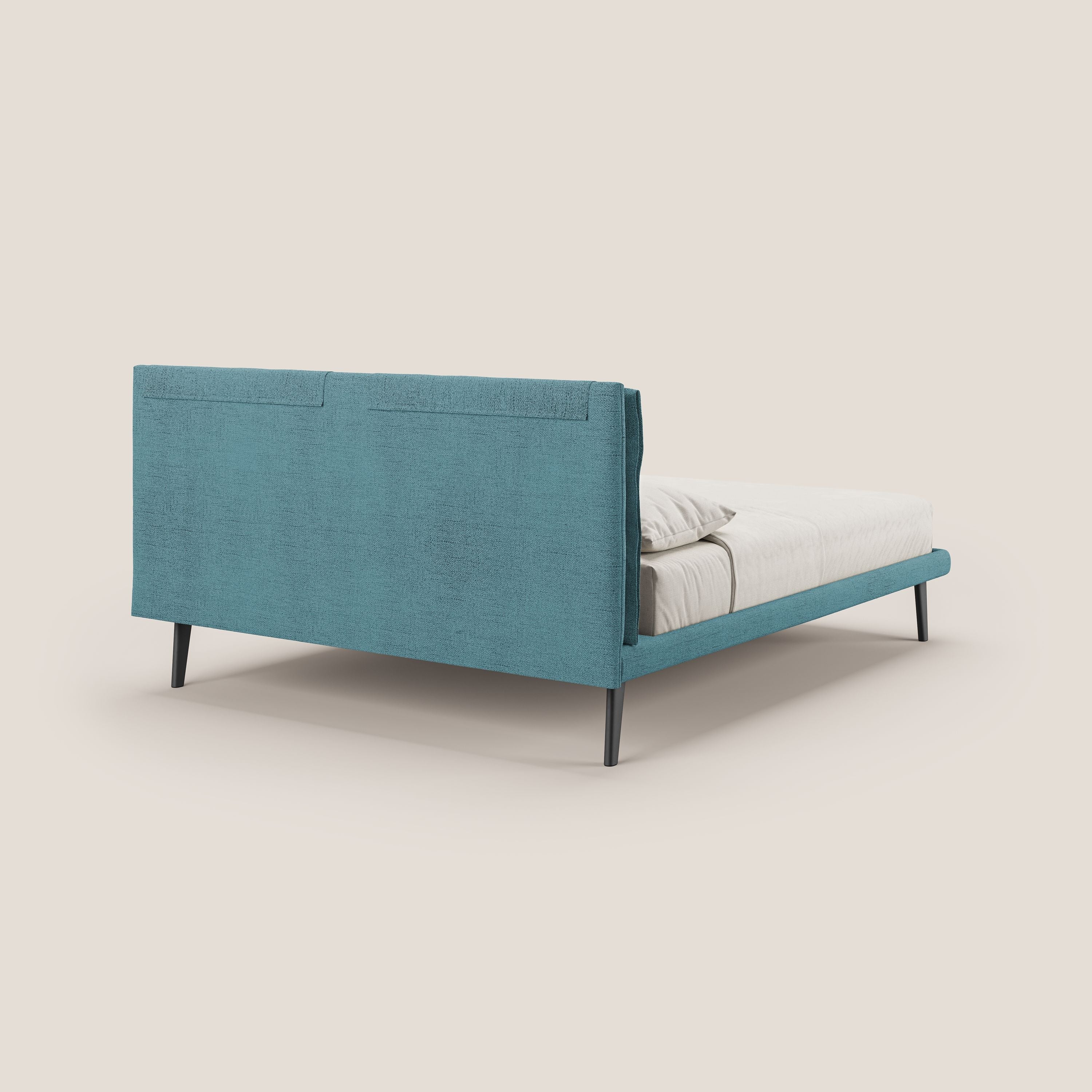 Ibuki letto con cuscini trapuntati regolabili e piedi in mogano in tessuto fiammato impermeabile T03 azzurro - divani.store