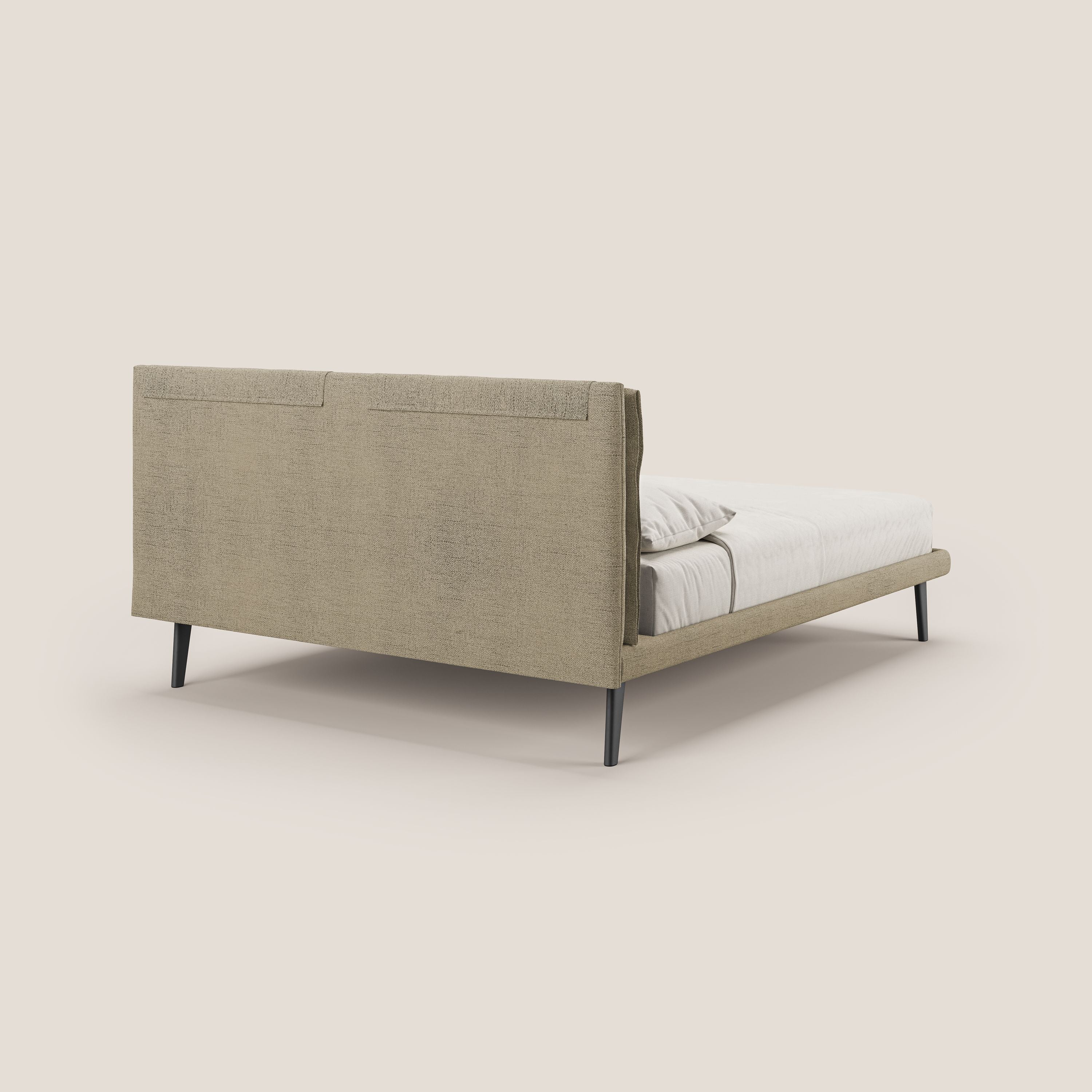 Ibuki letto con cuscini trapuntati regolabili e piedi in mogano in tessuto fiammato impermeabile T03 beige - divani.store