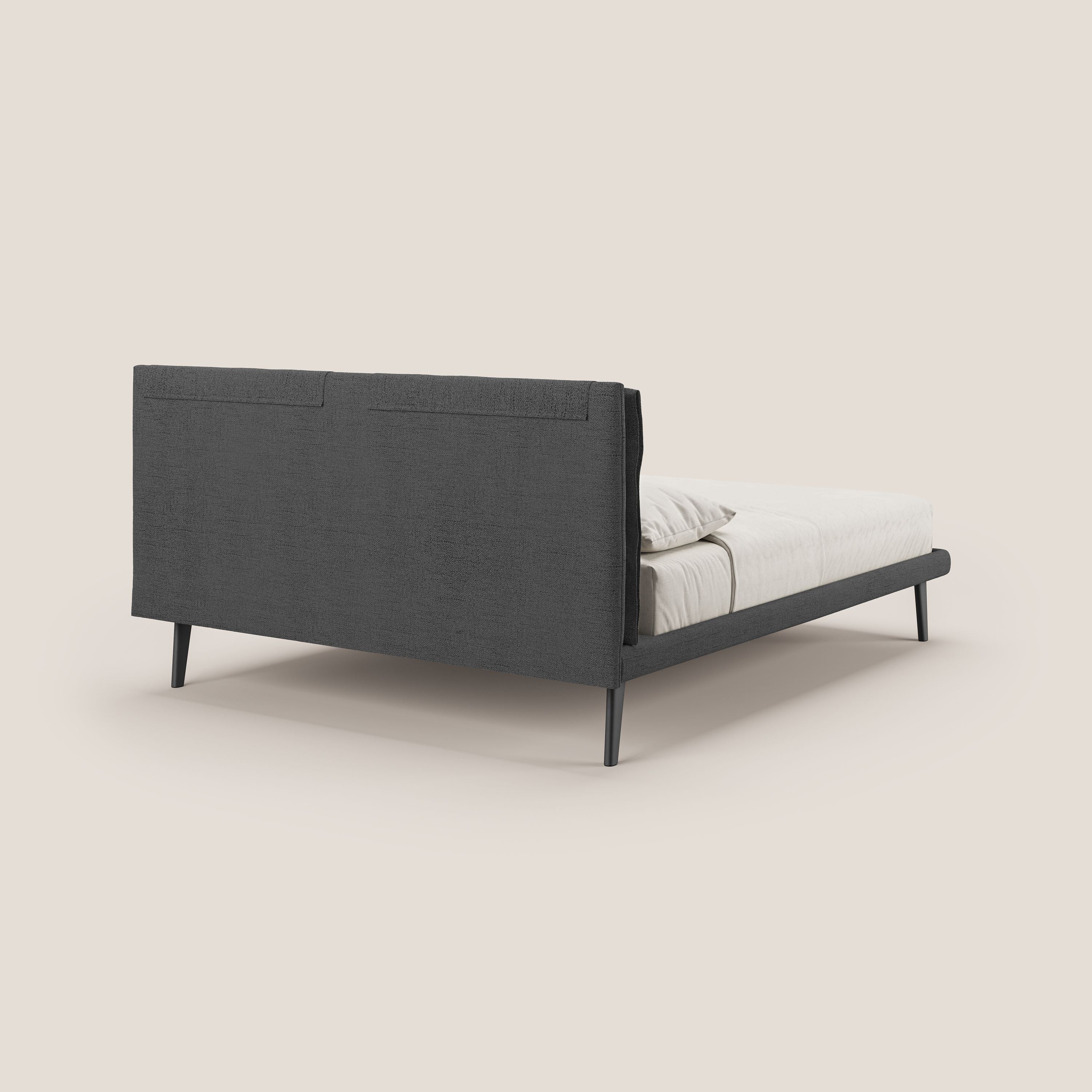 Ibuki letto con cuscini trapuntati regolabili e piedi in mogano in tessuto fiammato impermeabile T03 grigio - divani.store