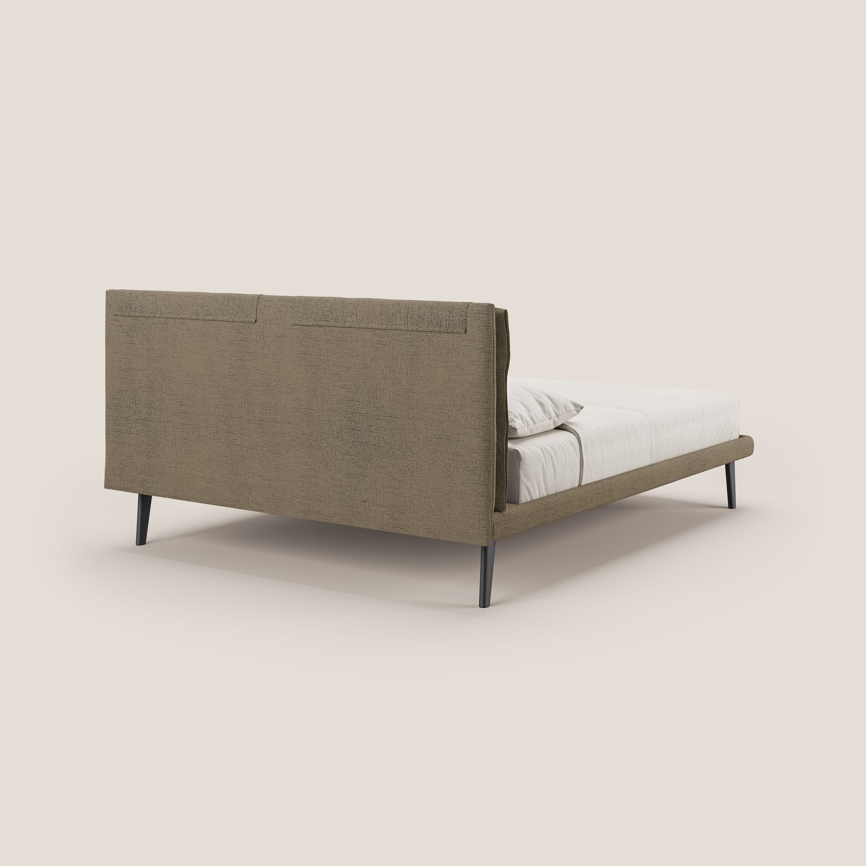 Ibuki letto con cuscini trapuntati regolabili e piedi in mogano in tessuto fiammato impermeabile T03 marrone - divani.store