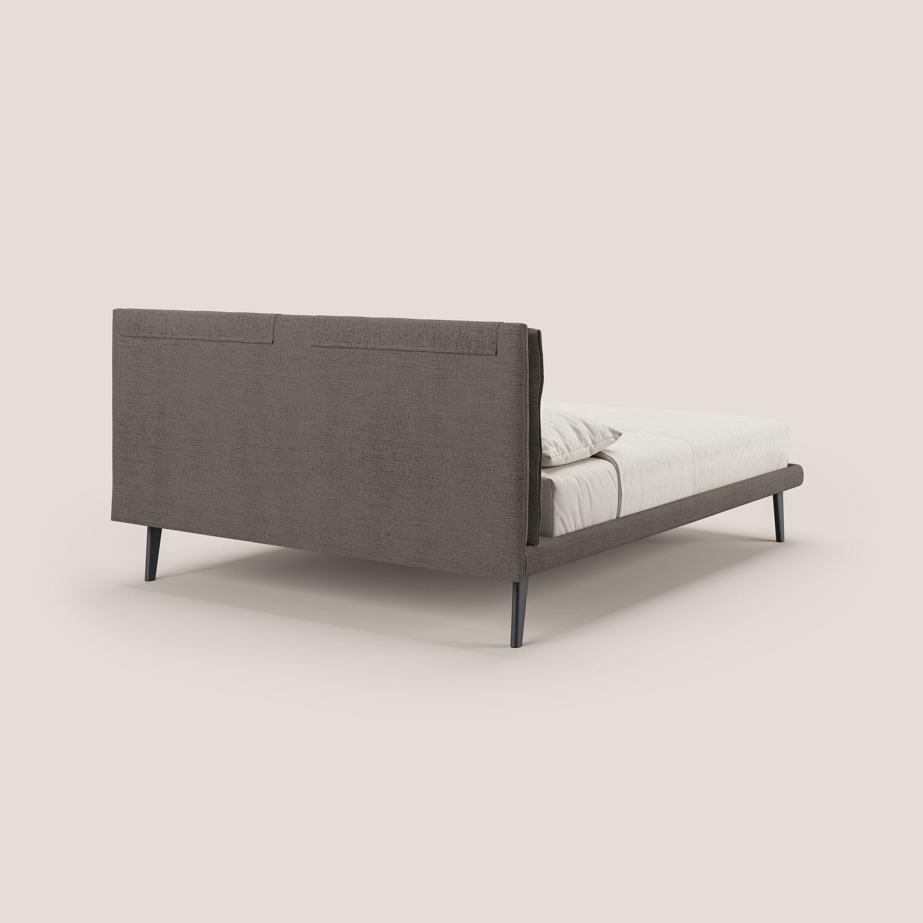 Ibuki letto con cuscini trapuntati regolabili e piedi in mogano in tessuto fiammato impermeabile T03 talpa - divani.store