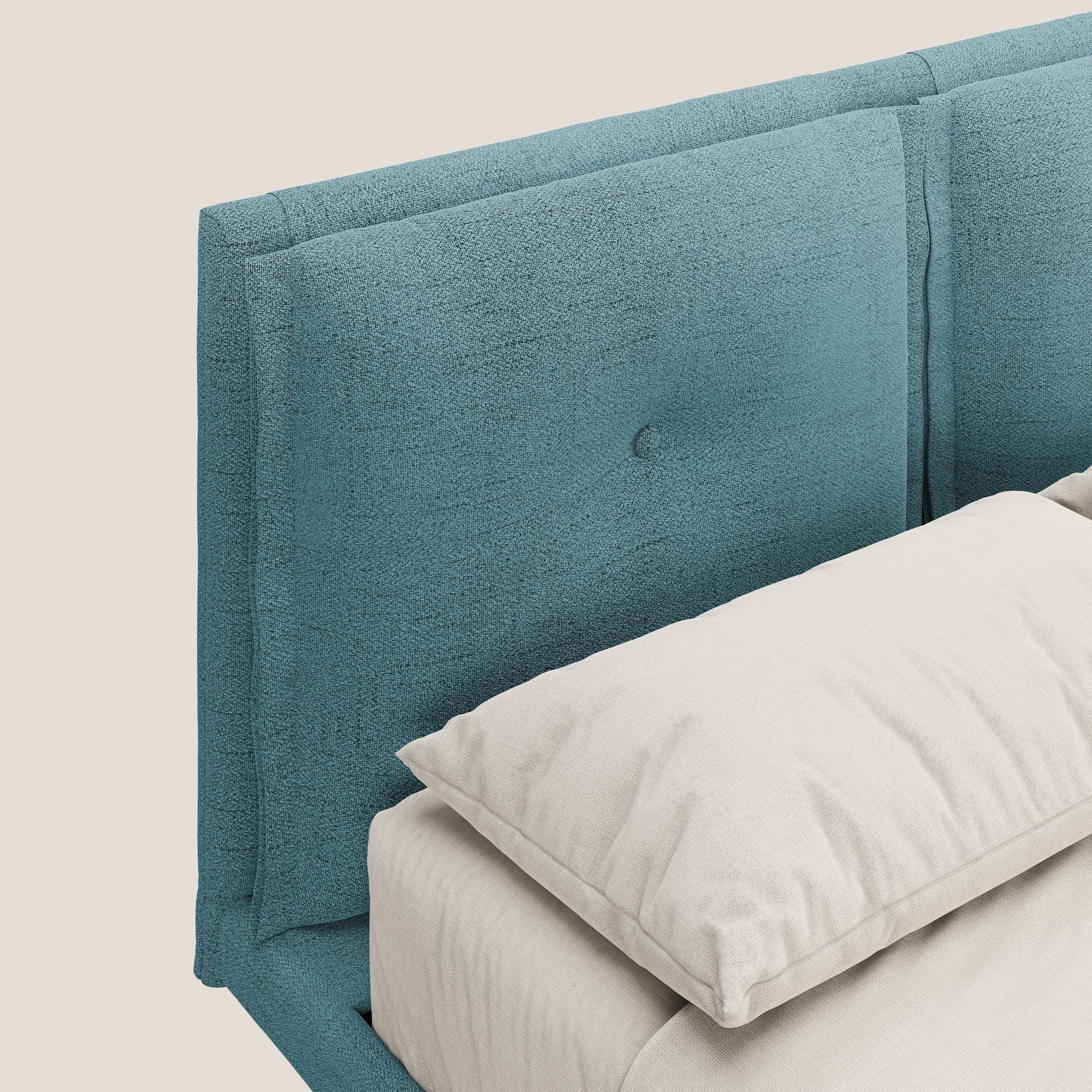Ibuki letto con cuscini trapuntati regolabili e piedi in mogano in tessuto fiammato impermeabile T03 azzurro - divani.store
