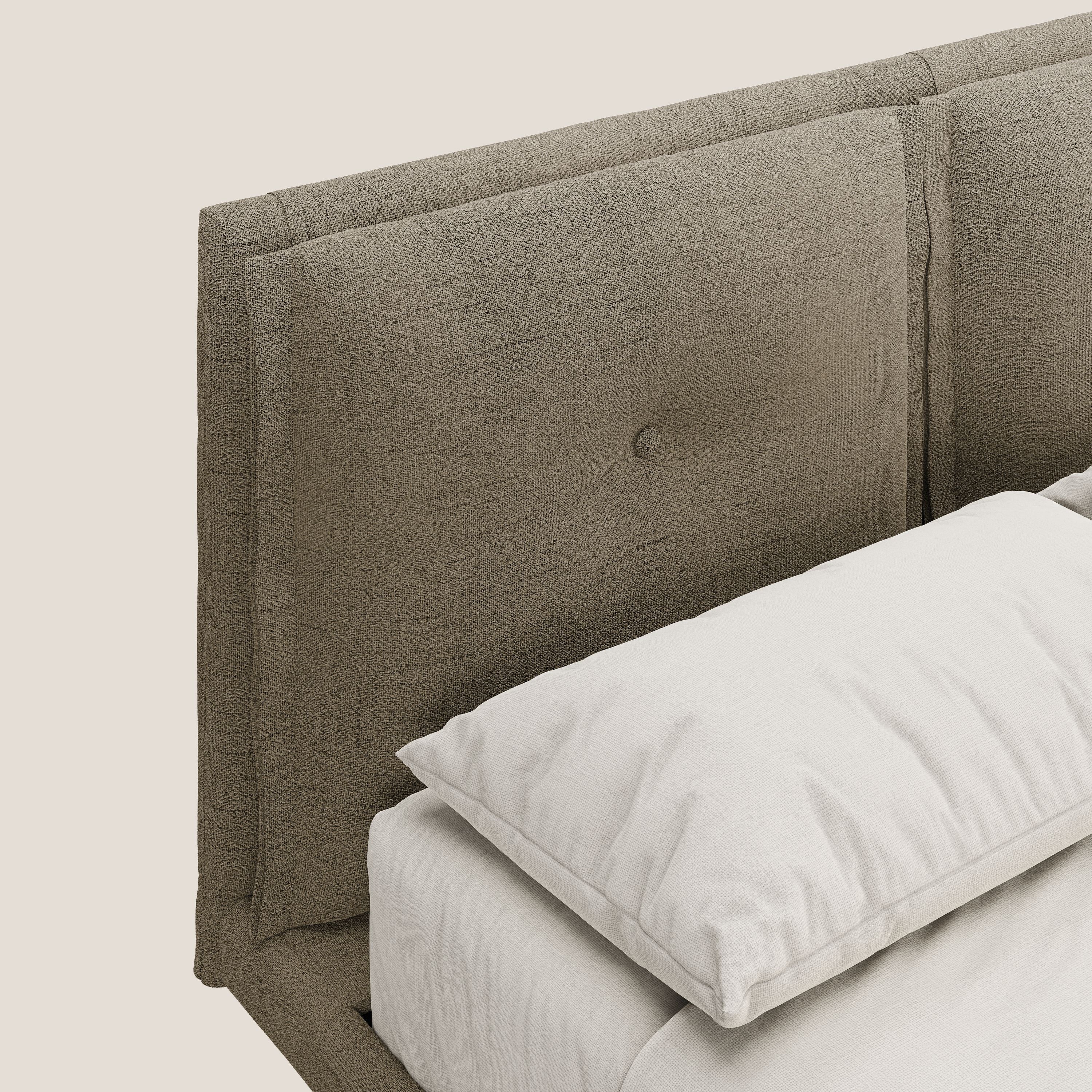 Ibuki letto con cuscini trapuntati regolabili e piedi in mogano in tessuto fiammato impermeabile T03 marrone - divani.store