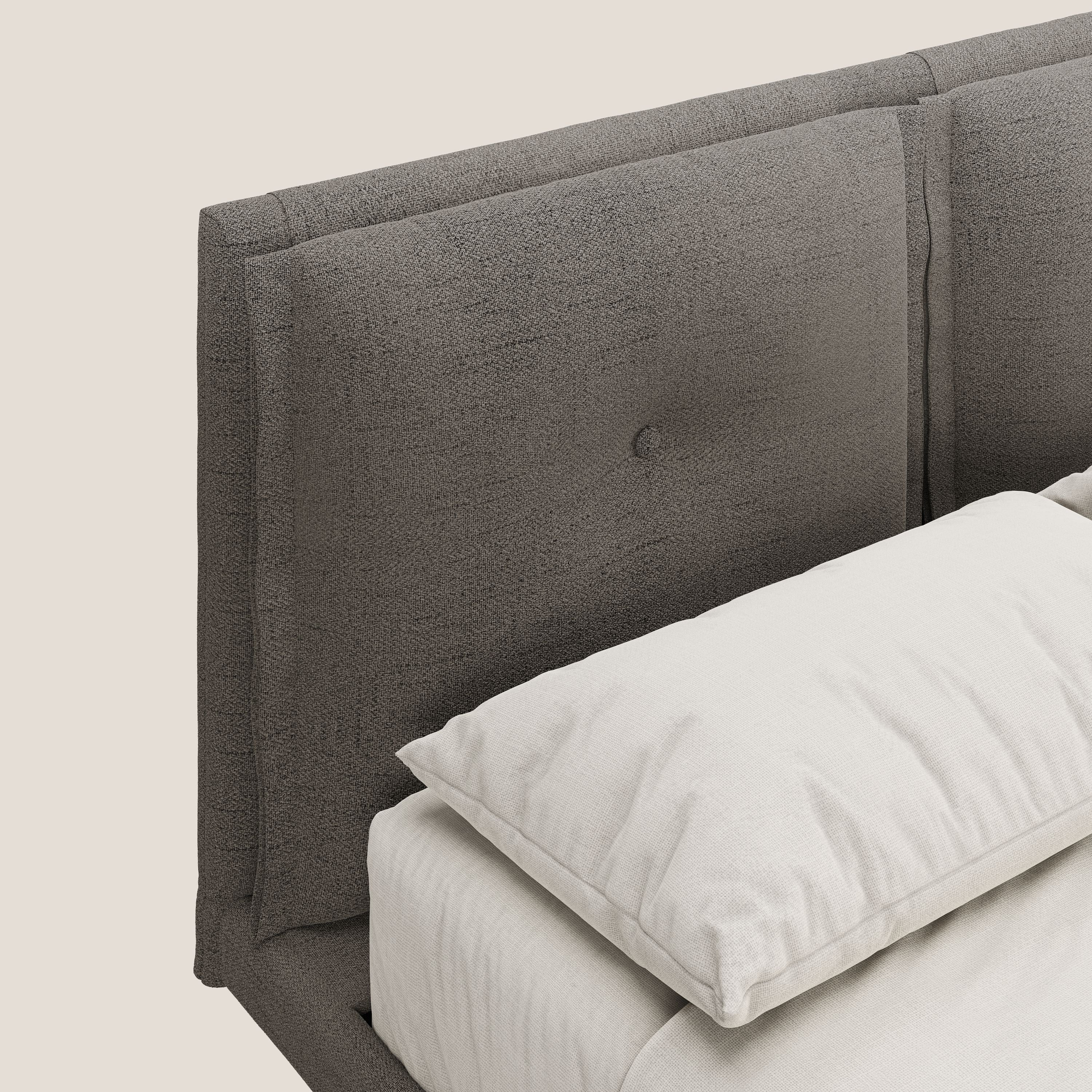 Ibuki letto con cuscini trapuntati regolabili e piedi in mogano in tessuto fiammato impermeabile T03 talpa - divani.store