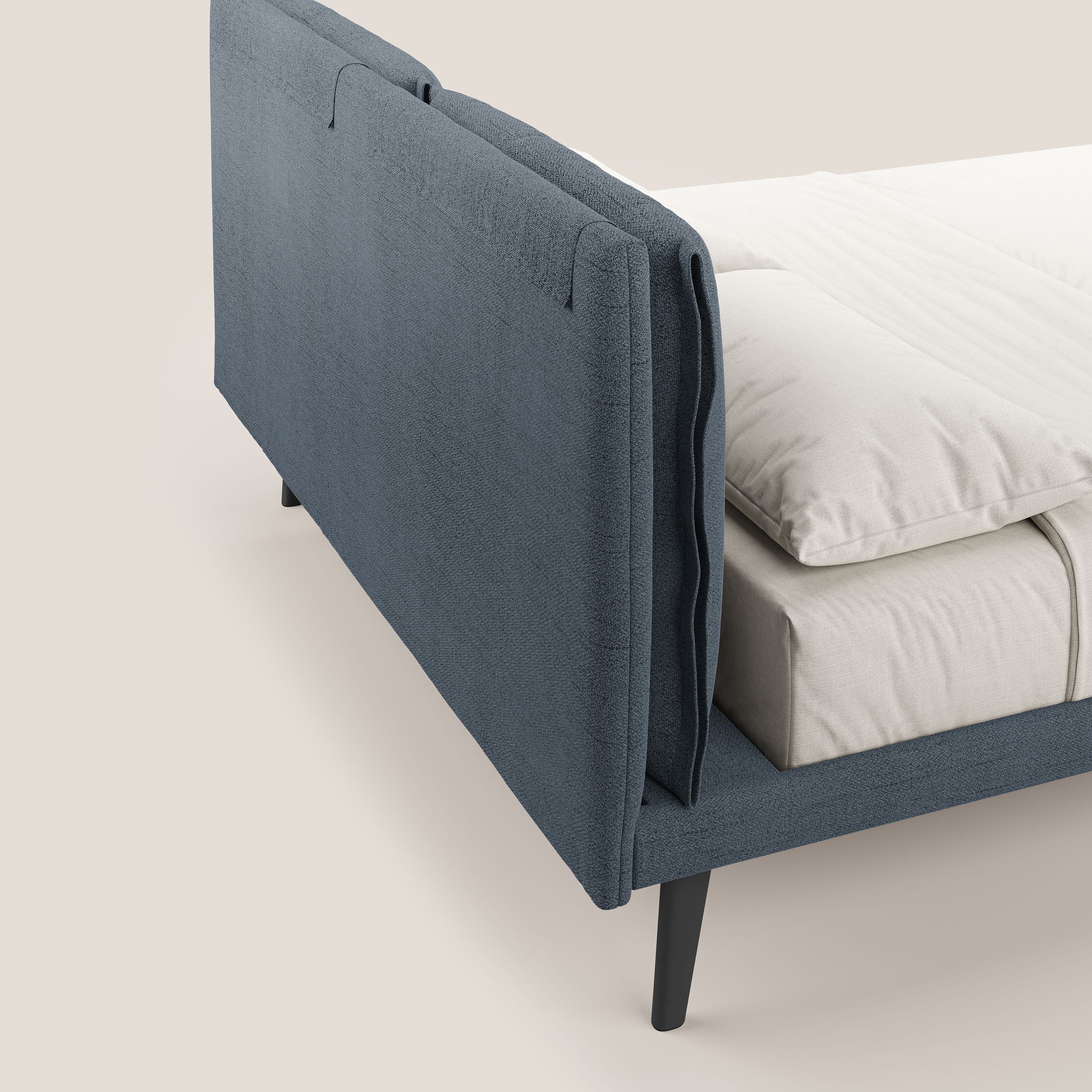 Ibuki letto con cuscini trapuntati regolabili e piedi in mogano in tessuto fiammato impermeabile T03 blu - divani.store