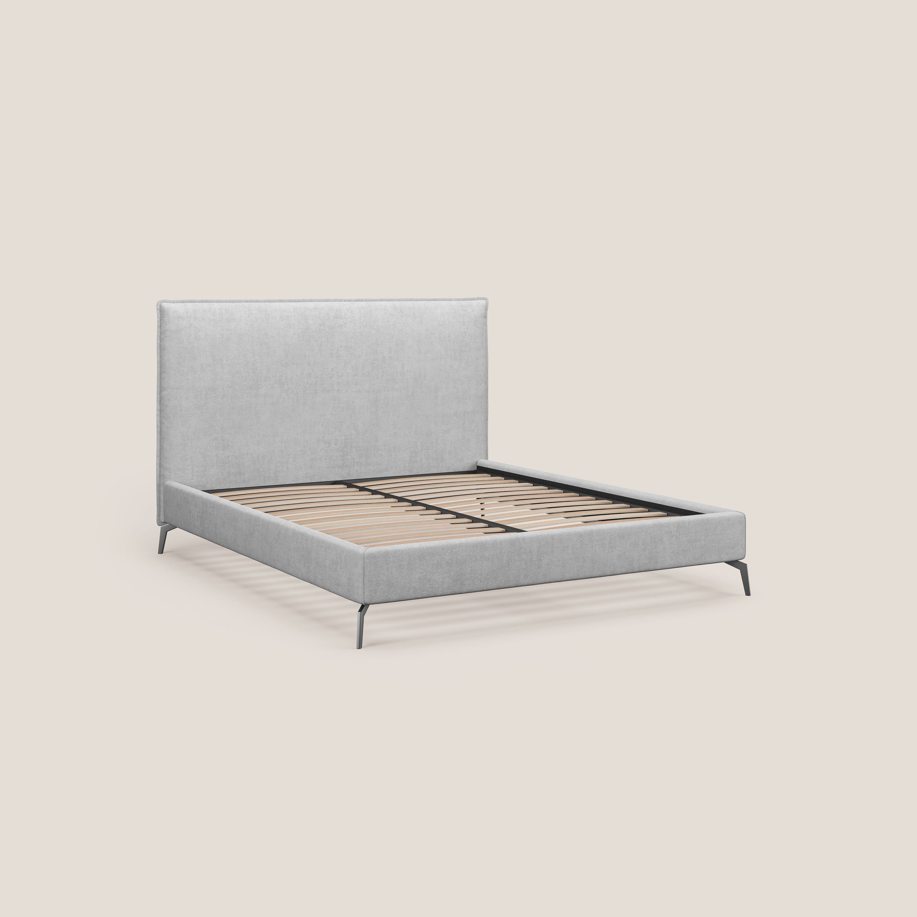 Iris letto imbottito con piedini neri sfoderabile in tessuto impermeabile T02 grigio chiaro - divani.store