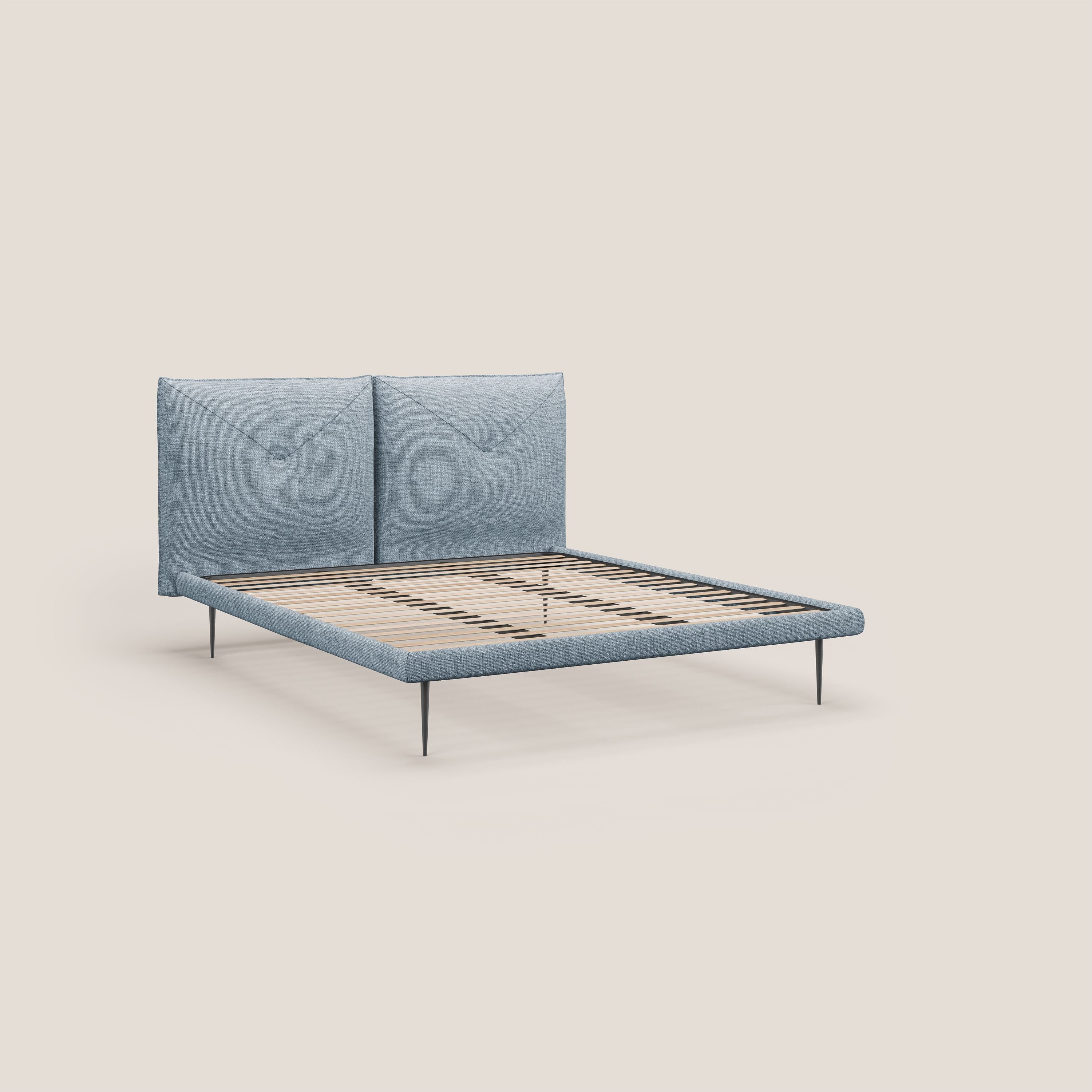 Jolie letto a doppio pannello con piedi alti in metallo in tessuto smacchiabile T18 azzurro - divani.store