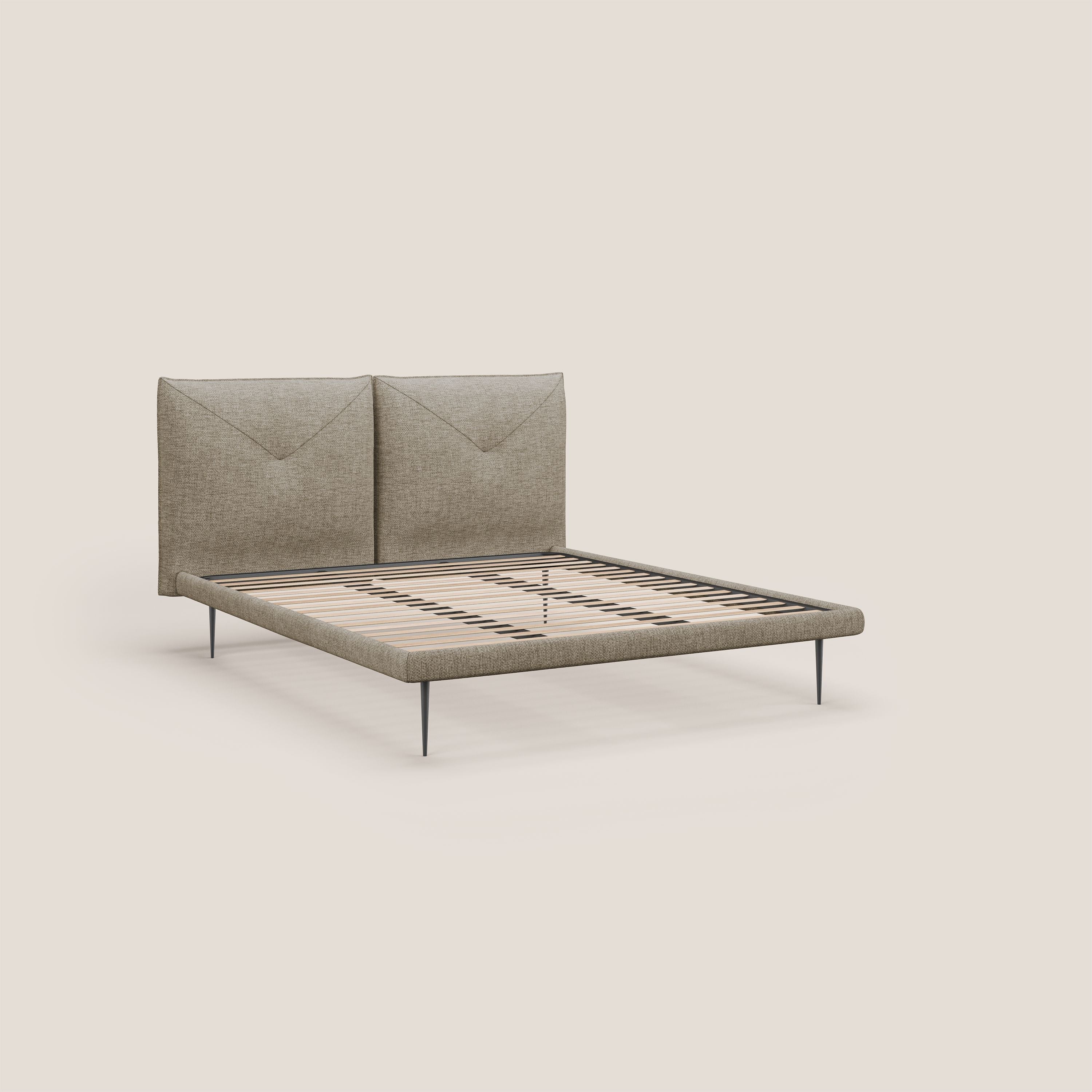 Jolie letto a doppio pannello con piedi alti in metallo in tessuto smacchiabile T18 beige - divani.store