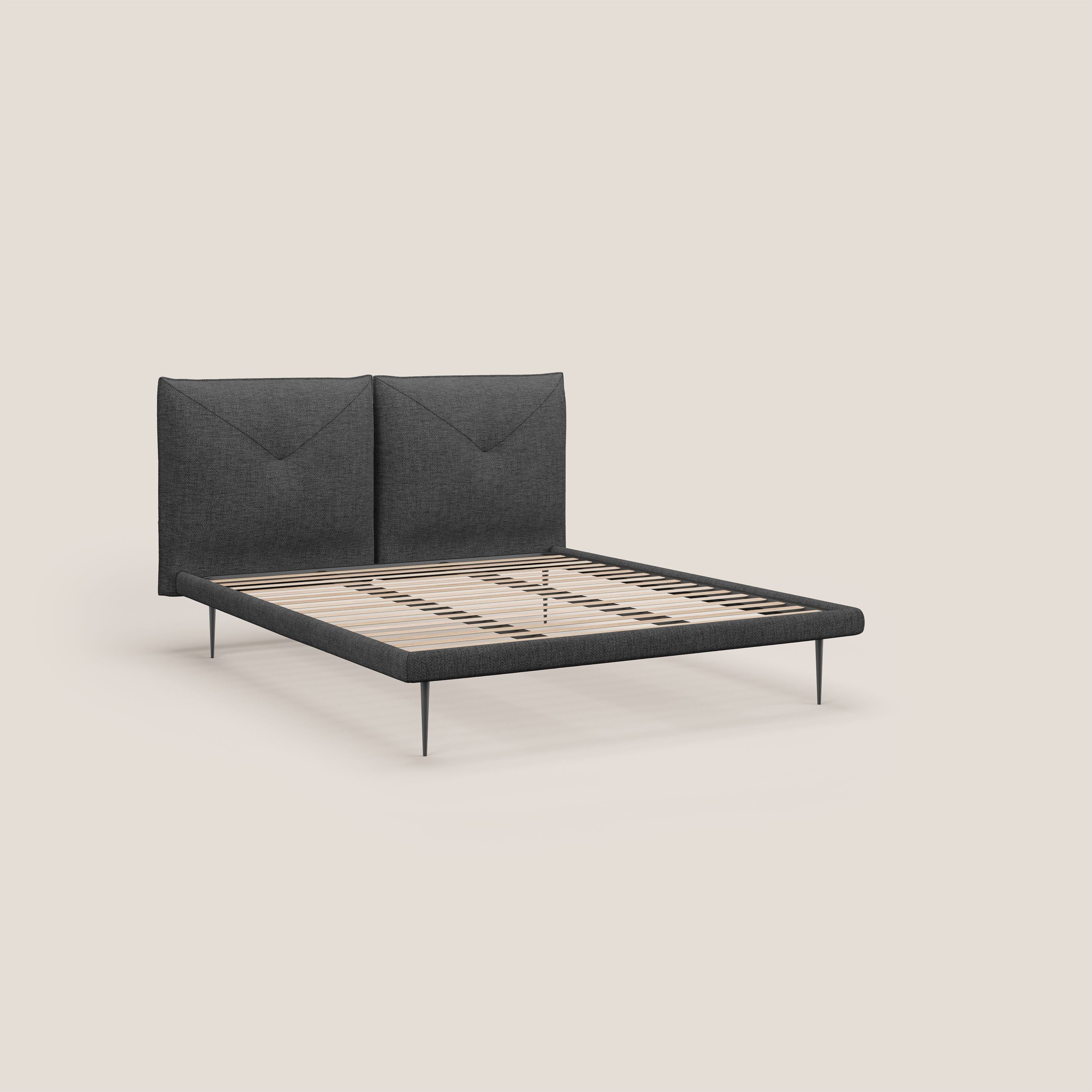 Jolie letto a doppio pannello con piedi alti in metallo in tessuto smacchiabile T18 nero - divani.store