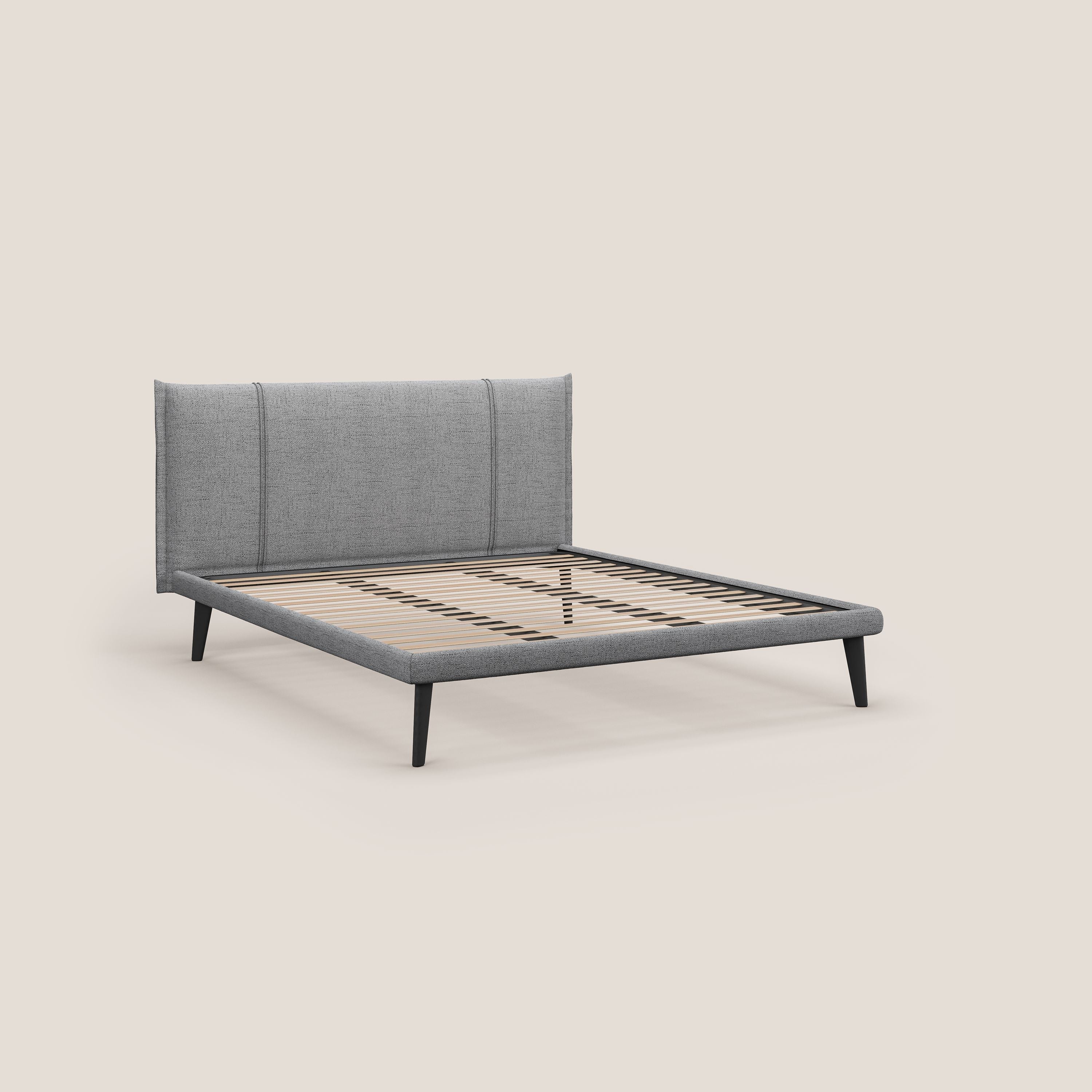 Klaus LETTO moderno con piedi in mogano e tessuto fiammato impermeabile T03 grigio chiaro - divani.store