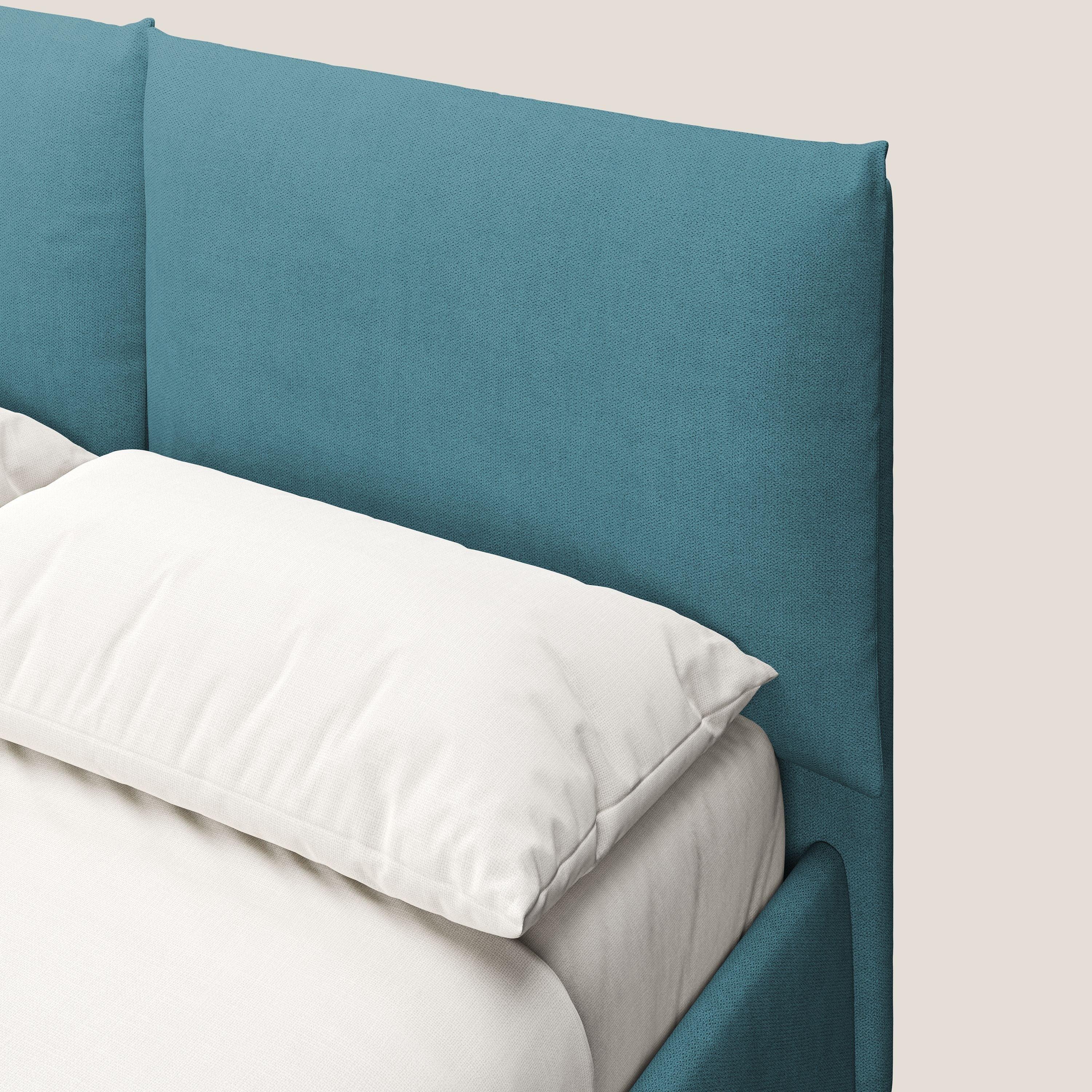 Mariana letto imbottito contenitore con cuscini in tessuto impermeabile T02 azzurro - divani.store