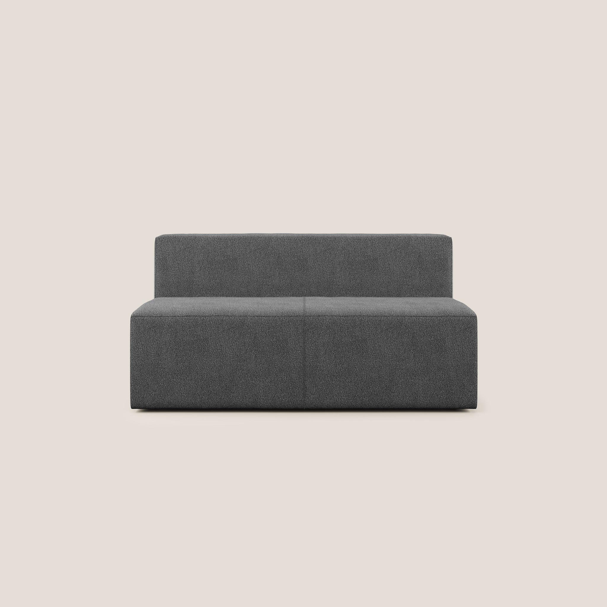 Il divano Nettuno elemento maxi 180 cm in morbido bouclè impermeabile T07 ANTRACITE di Divani.Store è un divano modulare moderno e minimalista in grigio scuro con un design squadrato e senza braccioli. Il divano a due posti presenta una texture sottile sul morbido rivestimento in bouclé, con uno schienale della stessa altezza e larghezza della seduta. Lo sfondo è un semplice bianco sporco, che gli conferisce un aspetto elegante e compatto.