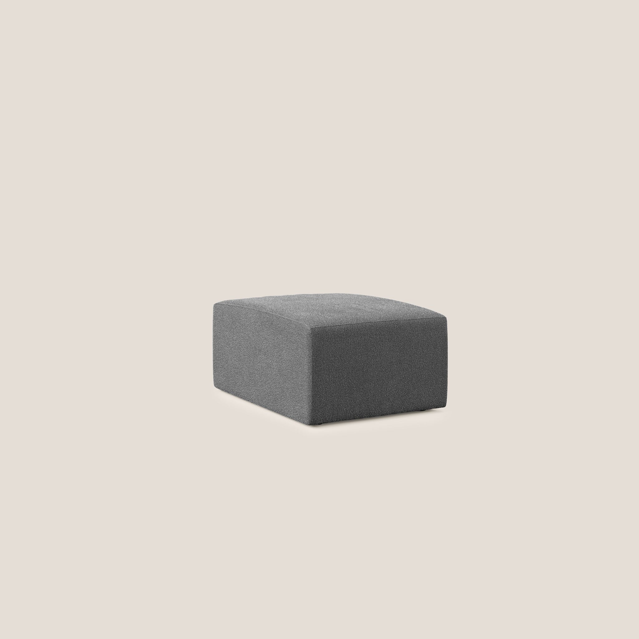 Un pouf minimalista in tessuto grigio, in particolare il pouf Nettuno elemento 70x100 cm in morbido bouclè T07 ANTRACITE di Divani.Store, è incentrato su uno sfondo semplice, chiaro, bianco sporco. Il pouf presenta linee pulite e un design semplice, realizzato in morbido bouclè, che lo rende adatto a un arredamento moderno.