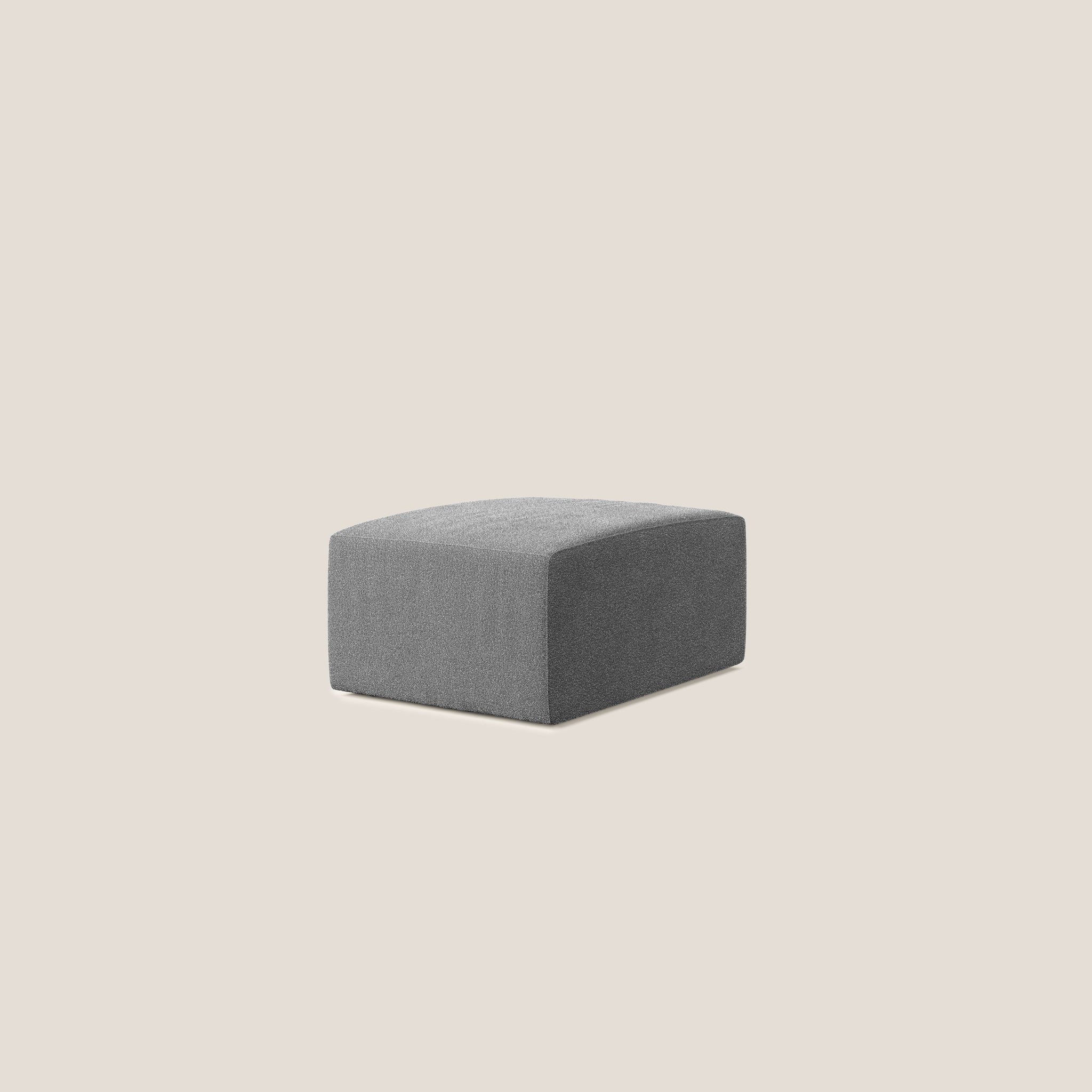 Un pouf minimalista in tessuto grigio, in particolare il pouf Nettuno elemento 70x100 cm in morbido bouclè T07 ANTRACITE di Divani.Store, è incentrato su uno sfondo semplice, chiaro, bianco sporco. Il pouf presenta linee pulite e un design semplice, realizzato in morbido bouclè, che lo rende adatto a un arredamento moderno.