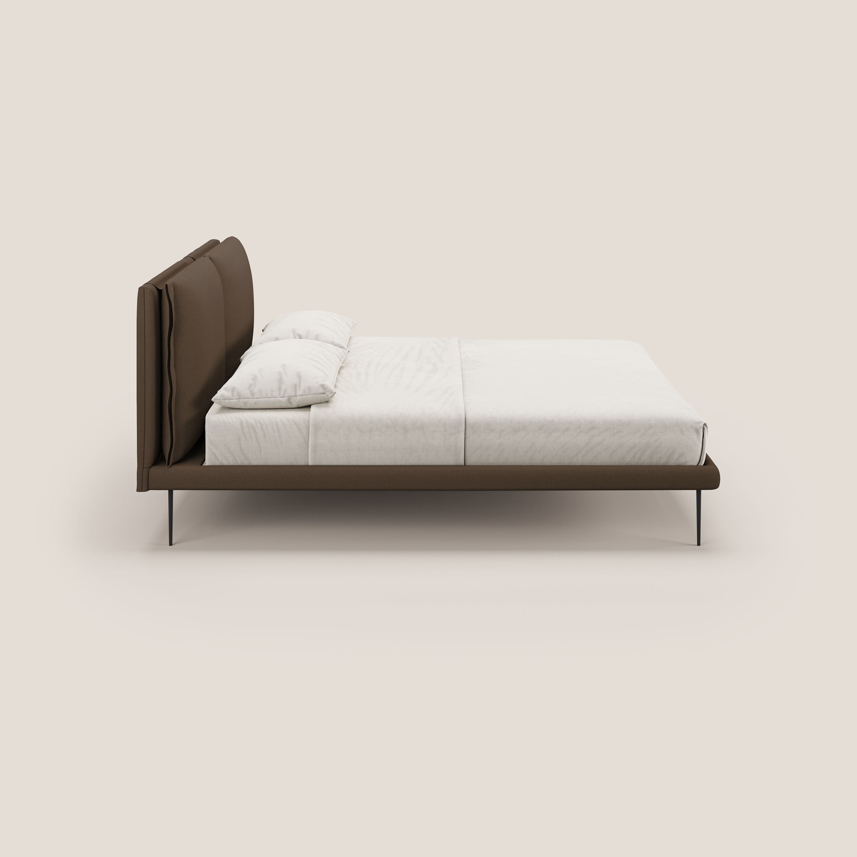Noah letto con cuscini regolabili e piedi alti in metallo in tessuto smacchiabile T05 marrone - divani.store