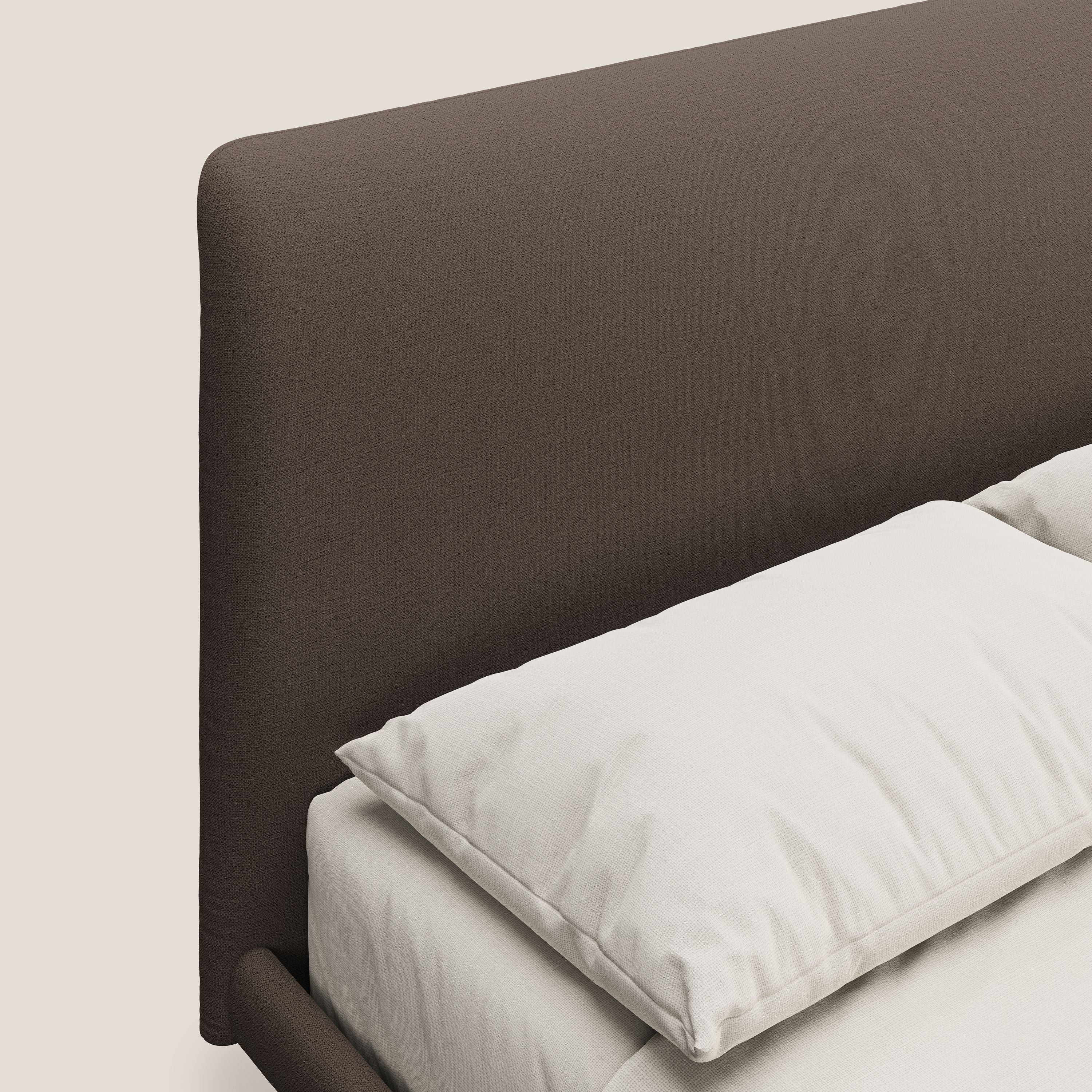 Noel letto minimal scandinavo con piedi in mogano e tessuto fiammato impermeabile T19 marrone - divani.store
