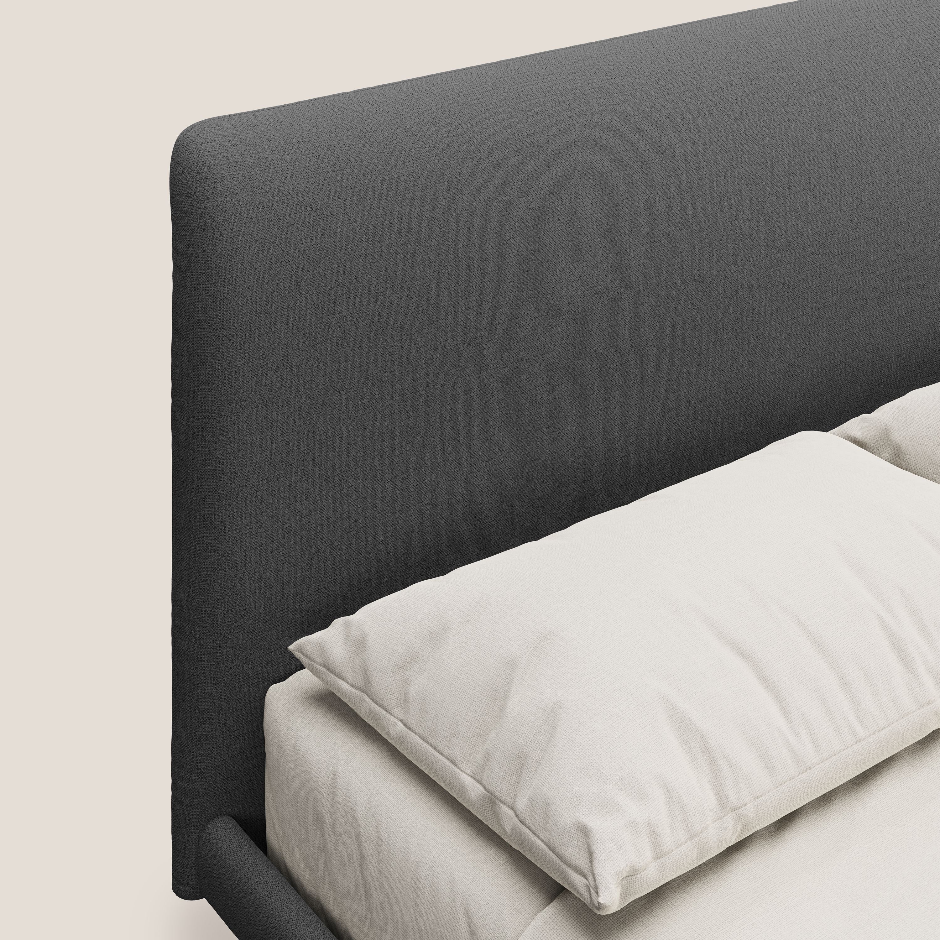 Noel letto minimal scandinavo con piedi in mogano e tessuto fiammato impermeabile T19 antracite - divani.store