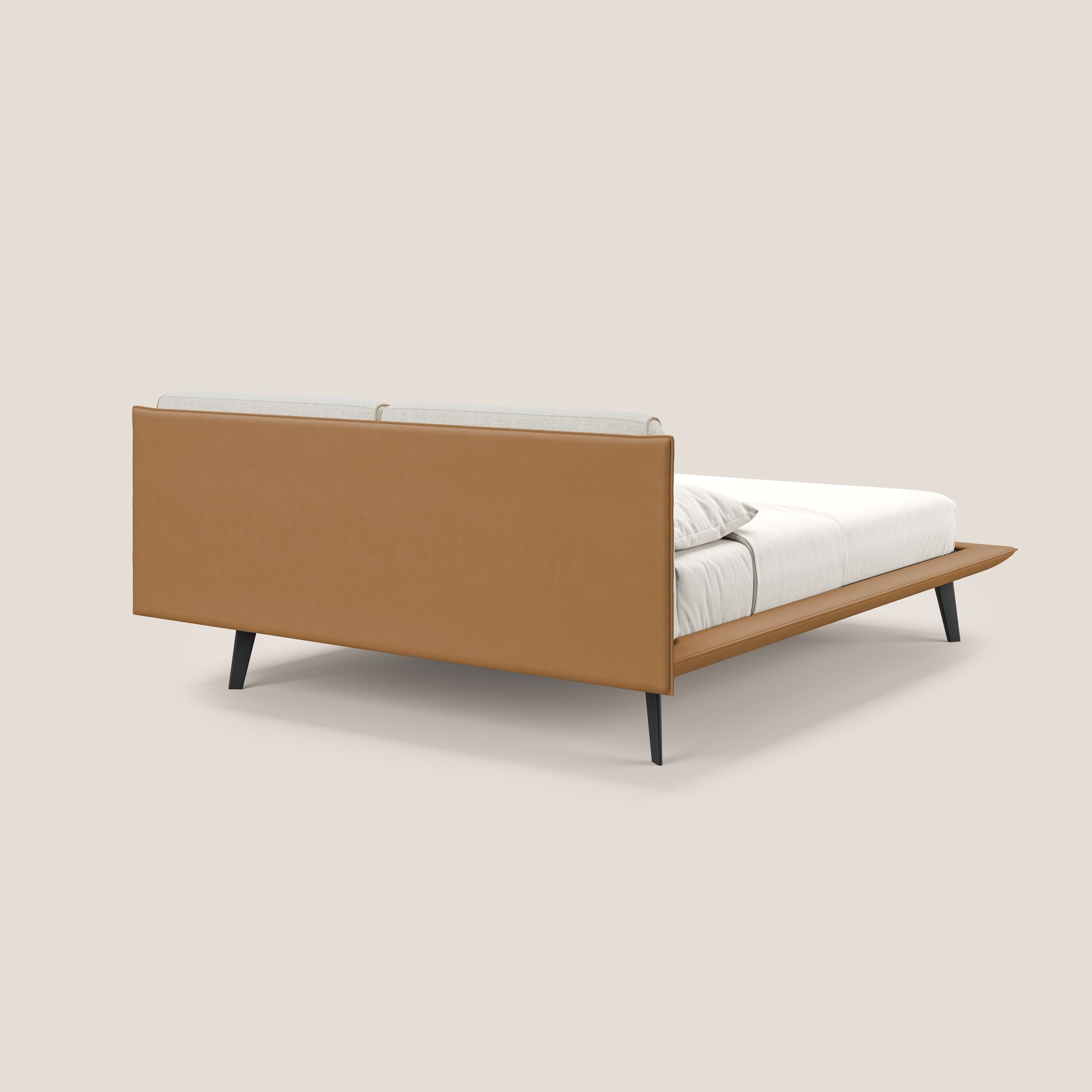 Il letto di design bicolore Petra di Letti.store è caratterizzato da cuscini in piuma, piedini in mogano e tessuto in pelle-crema T11/T06 resistente all'acqua.