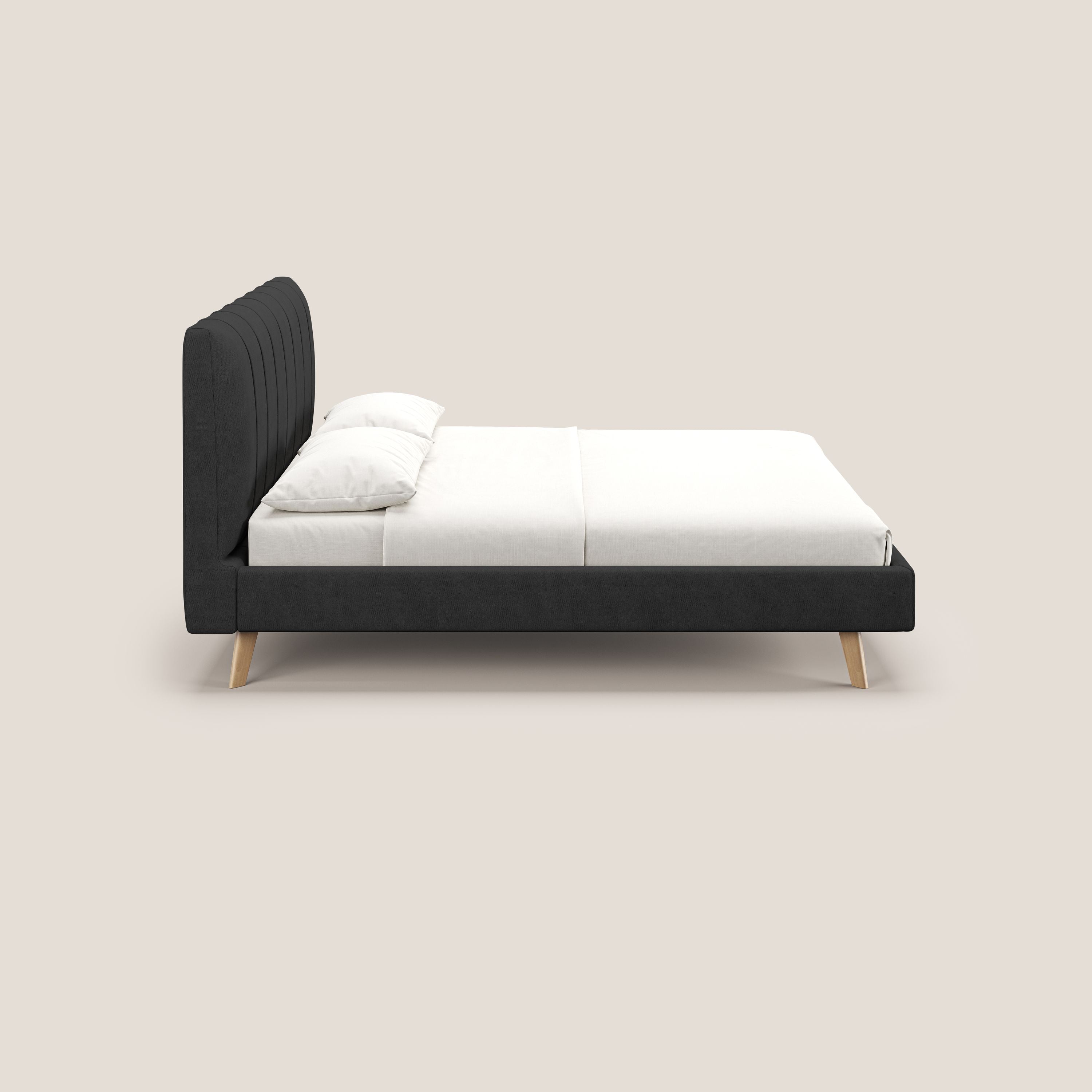 Selene letto imbottito con piedini naturali sfoderabile in tessuto impermeabile T02 nero - divani.store