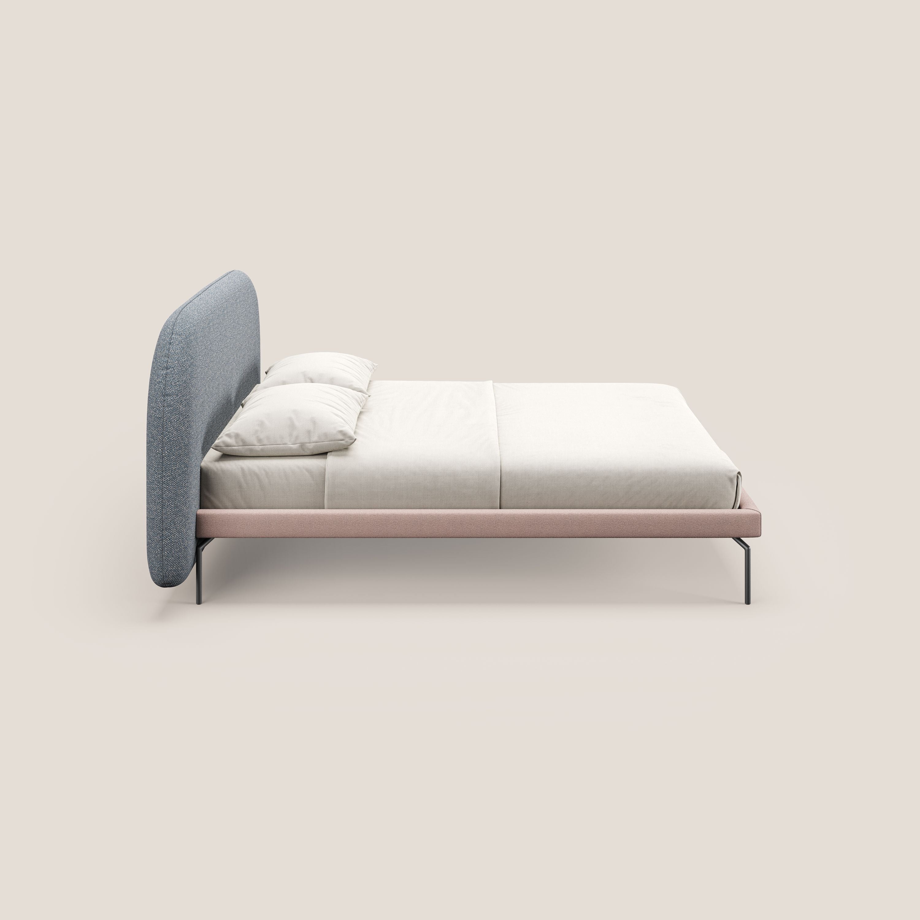 Soleil letto imbottito di design con piedi alti in metallo in bouclet smacchiabile T12 blu - divani.store