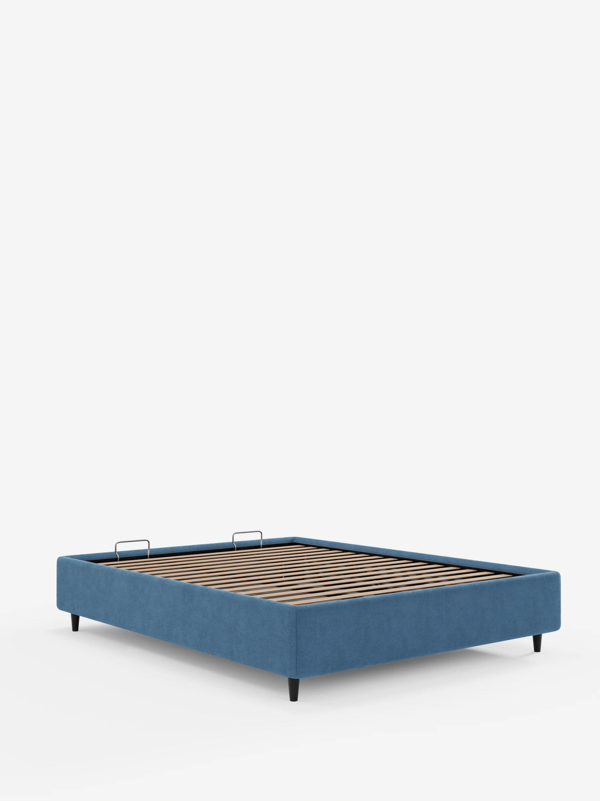 Un letto sommier imbottito ERON blu con vano contenitore in tessuto impermeabile certificato Oeko-Tex, dotato di doghe in legno, quattro gambe affusolate scure e due fermi metallici per il materasso, ripreso da un’angolazione dall’alto su uno sfondo bianco.