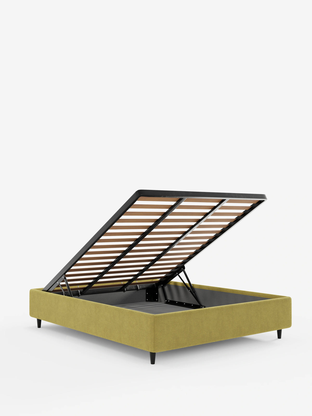 Un letto sommier ERON color giallo senape, imbottito e dotato di vano contenitore in tessuto impermeabile certificato Oeko-Tex, con la rete a doghe sollevata per rivelare lo spazio di stivaggio, appoggiato su piedini scuri su uno sfondo bianco.