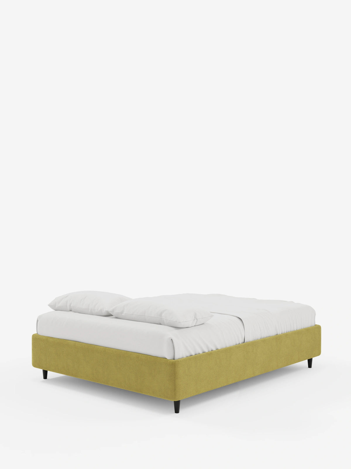 Il letto sommier imbottito ERON con vano contenitore in tessuto impermeabile certificato Oeko-Tex è un letto imbottito dal profilo ribassato, rivestito in tessuto verde oliva testurizzato, dotato di lenzuola bianche, due cuscini e gambe nere corte e affusolate.