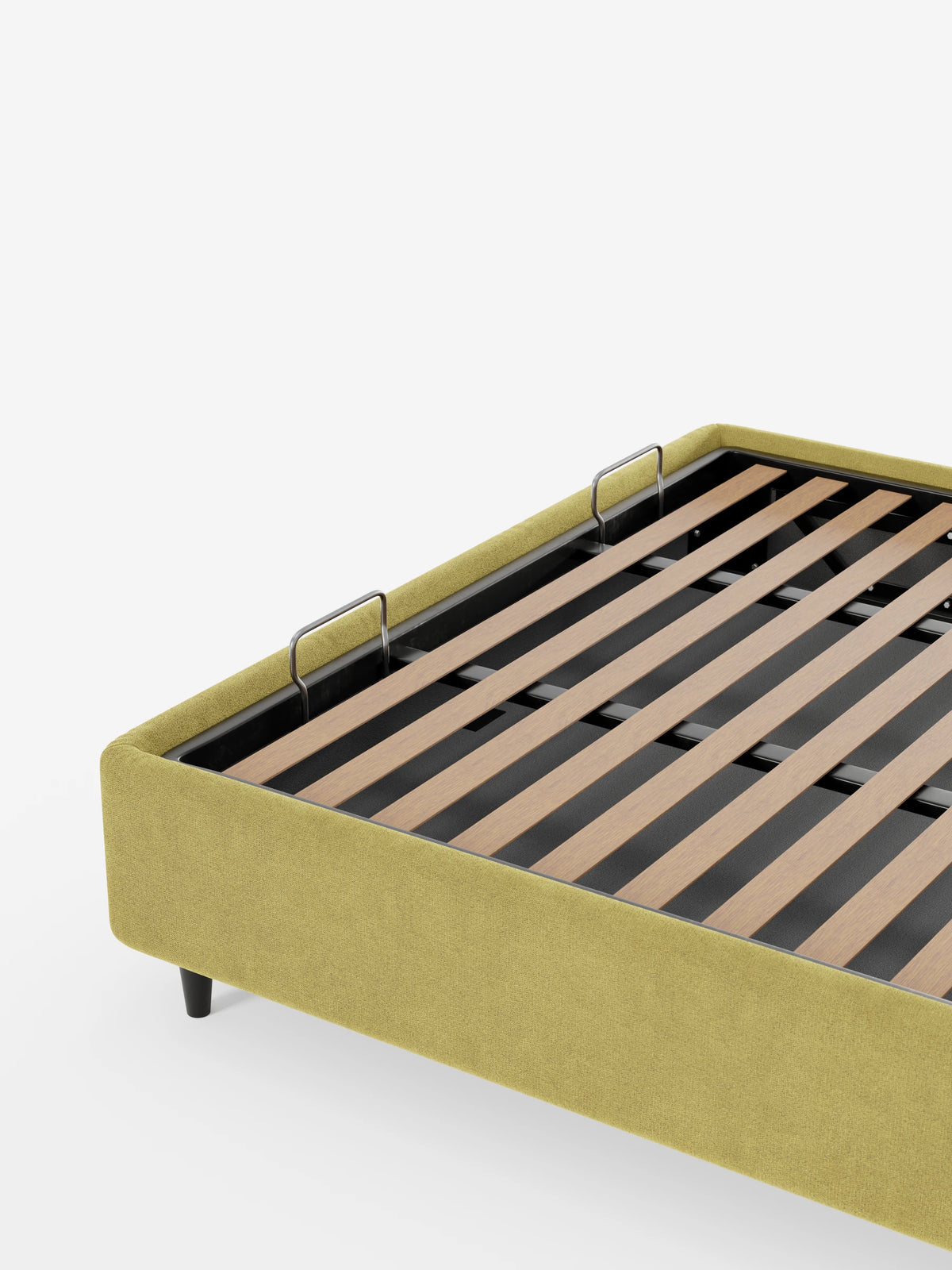 Una base letto ERON di colore verde oliva, imbottita, con contenitore in tessuto impermeabile certificato Oeko-Tex, dotata di rete a doghe, fermamaterasso in metallo e gambe corte, scure e affusolate, su sfondo bianco.