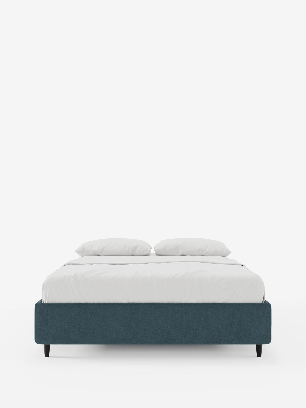 Il letto sommier imbottito ERON con contenitore in tessuto impermeabile certificato Oeko-Tex è un letto in stile minimalista con struttura rivestita in blu, quattro gambe corte nere e biancheria da letto bianca con due cuscini su sfondo bianco.