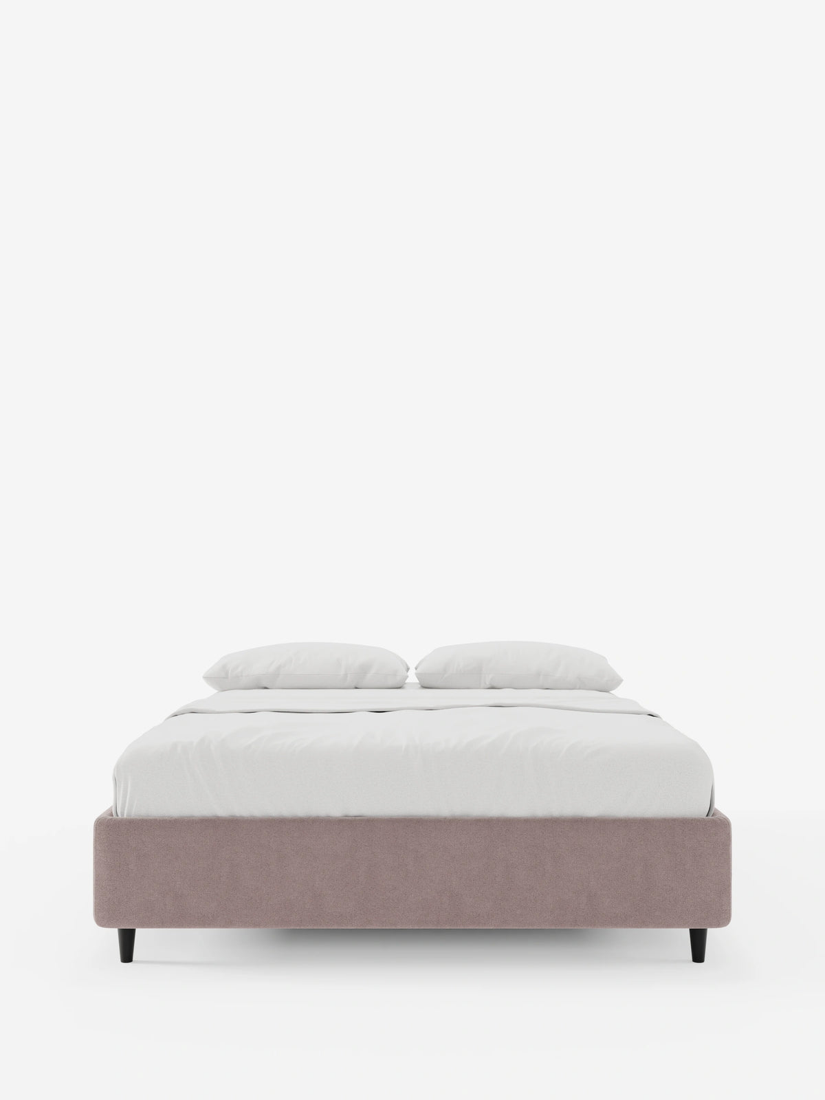 Un letto sommier ERON color malva, imbottito e dotato di vano contenitore in tessuto impermeabile certificato Oeko-Tex, in primo piano su uno sfondo bianco a tinta unita, con gambe corte nere e lenzuola bianche immacolate, accompagnate da due cuscini coordinati.