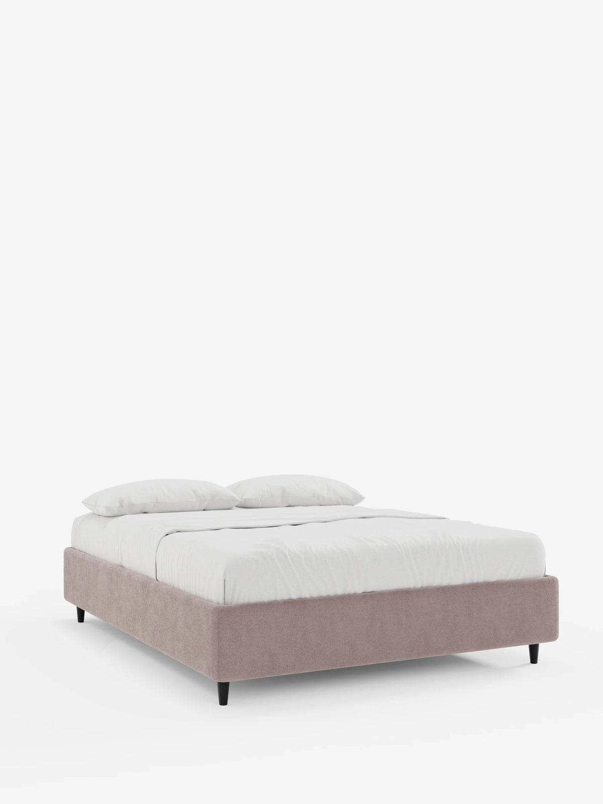 Il letto sommier imbottito ERON con contenitore in tessuto impermeabile certificato Oeko-Tex è un letto dal profilo basso color rosa polveroso, sostenuto da quattro gambe nere, rivestito con lenzuola bianche immacolate e due cuscini su uno sfondo bianco.